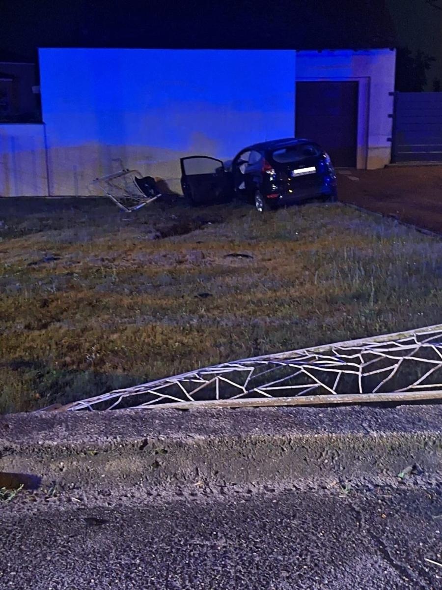 Zdjęcie w galerii na portalu naszwodzislaw.com: Ściął ogrodzenie i wjechał w budynek. Cud, że nikt nie ucierpiał wiadomości z regionu