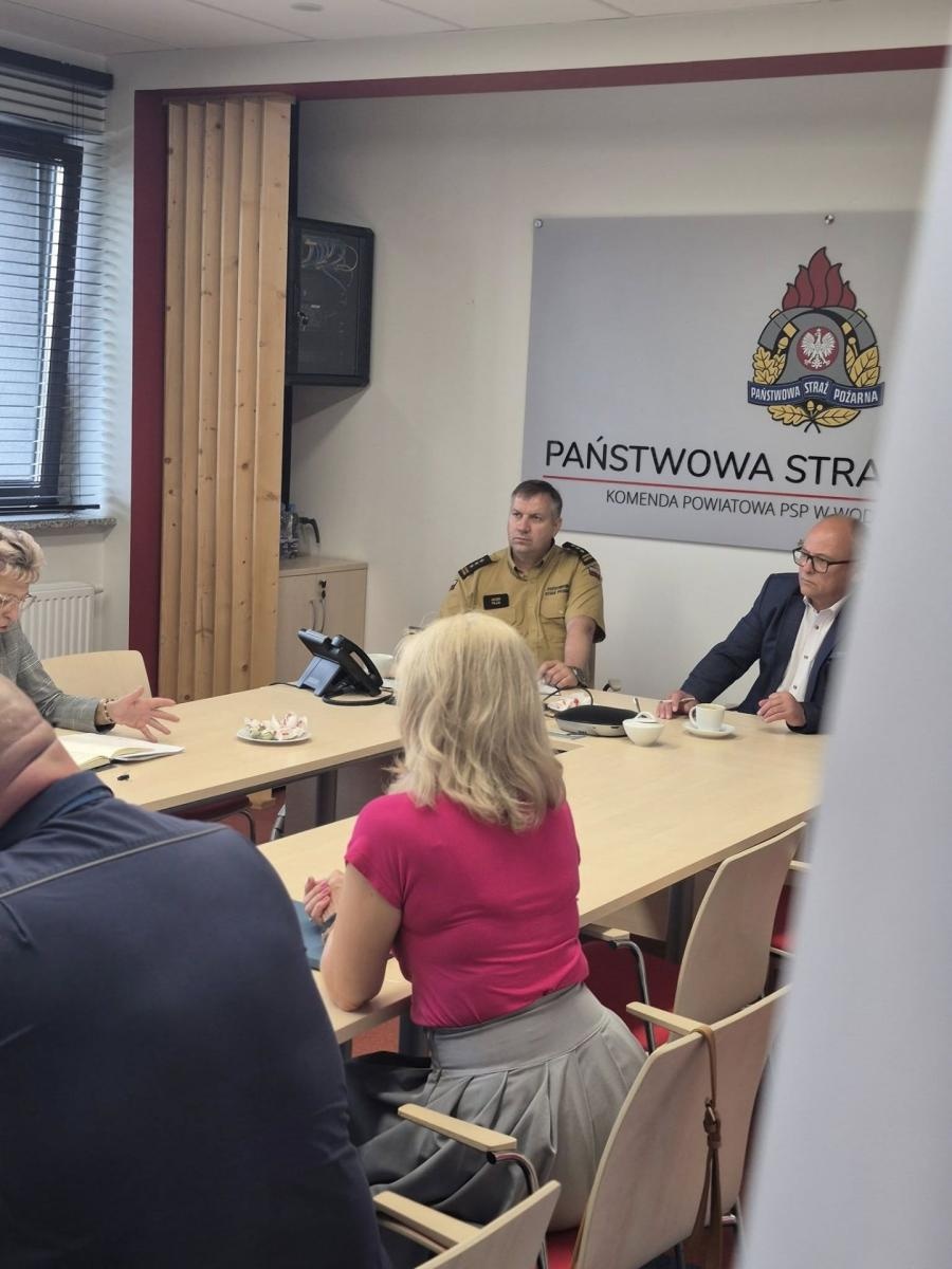 Zdjęcie w galerii na portalu naszwodzislaw.com: Posiedzenie Powiatowego Zespołu Zarządzania Kryzysowego w związku z ostrzeżeniami IMGW wiadomości z regionu