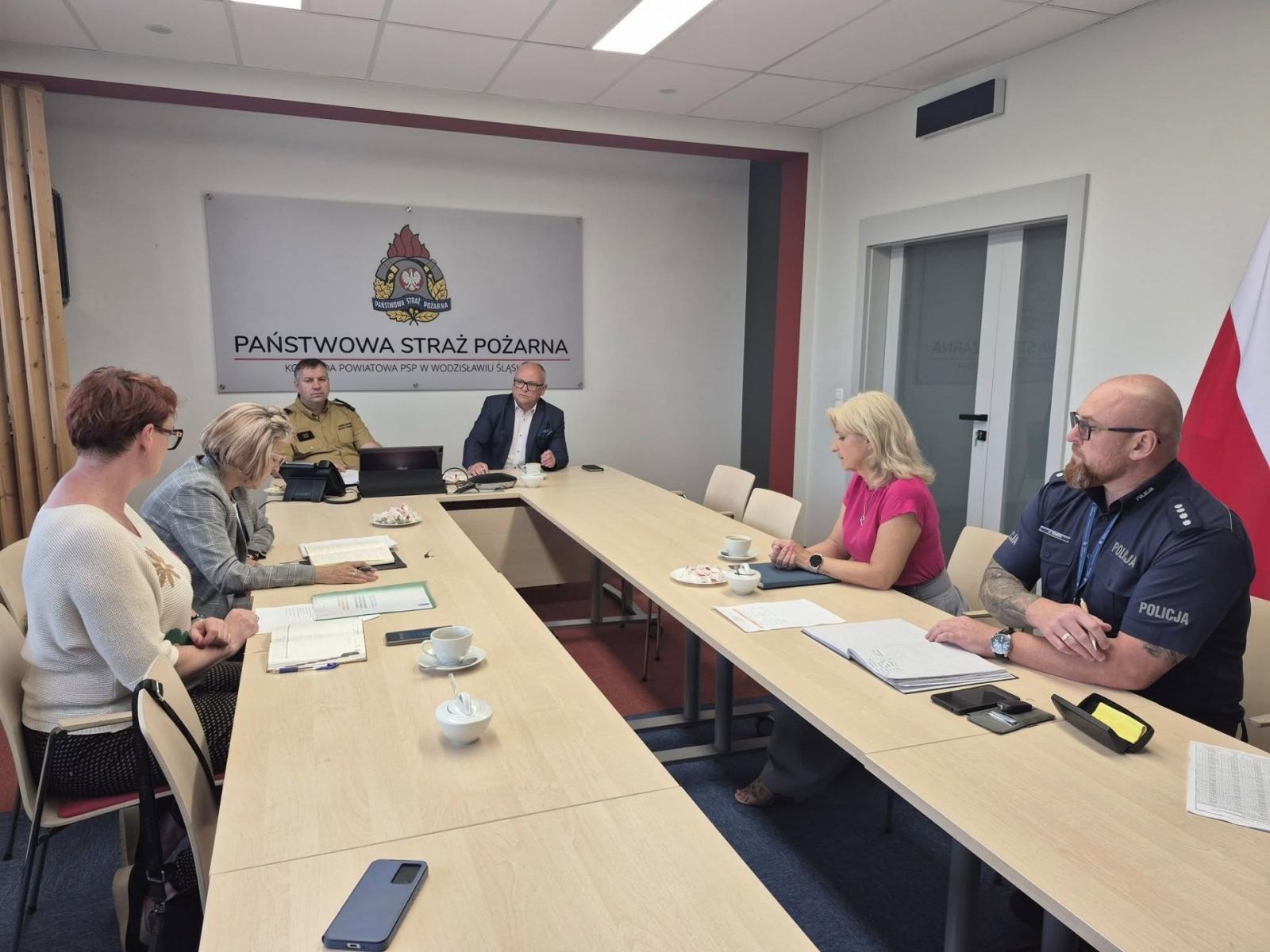 Zdjęcie w galerii na portalu naszwodzislaw.com: Posiedzenie Powiatowego Zespołu Zarządzania Kryzysowego w związku z ostrzeżeniami IMGW wiadomości z regionu
