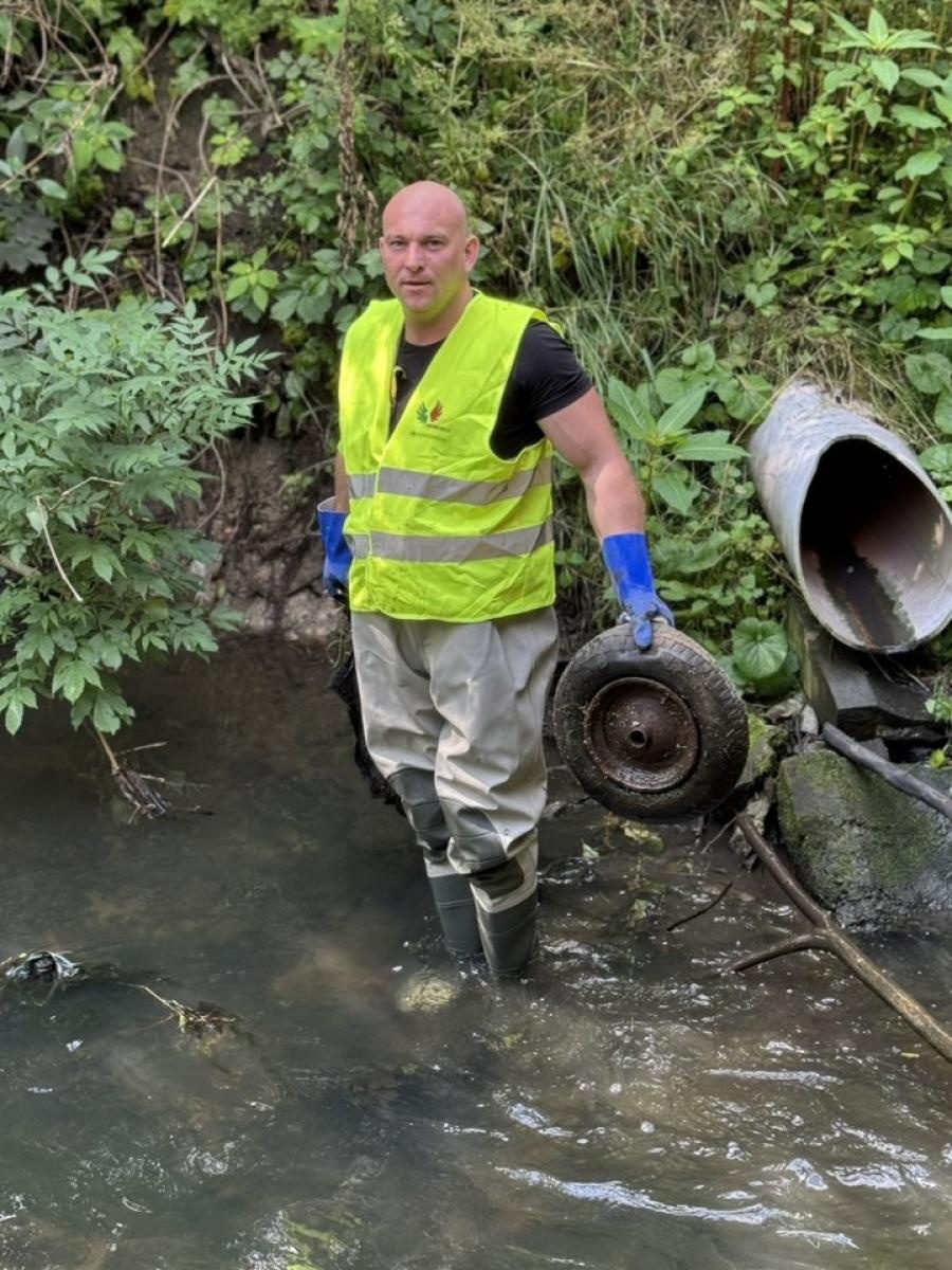 Zdjęcie w galerii na portalu naszwodzislaw.com: Letnie sprzątanie Leśnicy. Skala zanieczyszczeń zaskoczyła wolontariuszy wiadomości z regionu