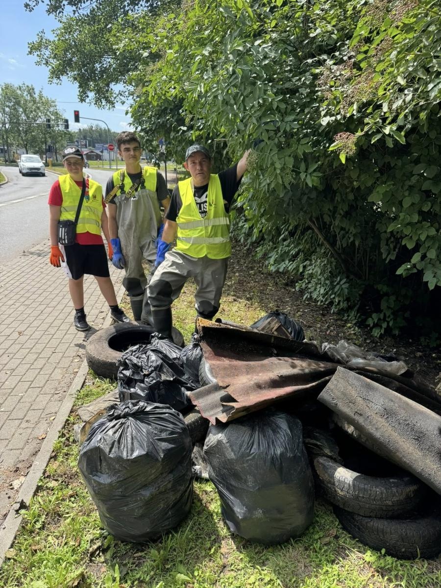 Zdjęcie w galerii na portalu naszwodzislaw.com: Letnie sprzątanie Leśnicy. Skala zanieczyszczeń zaskoczyła wolontariuszy wiadomości z regionu