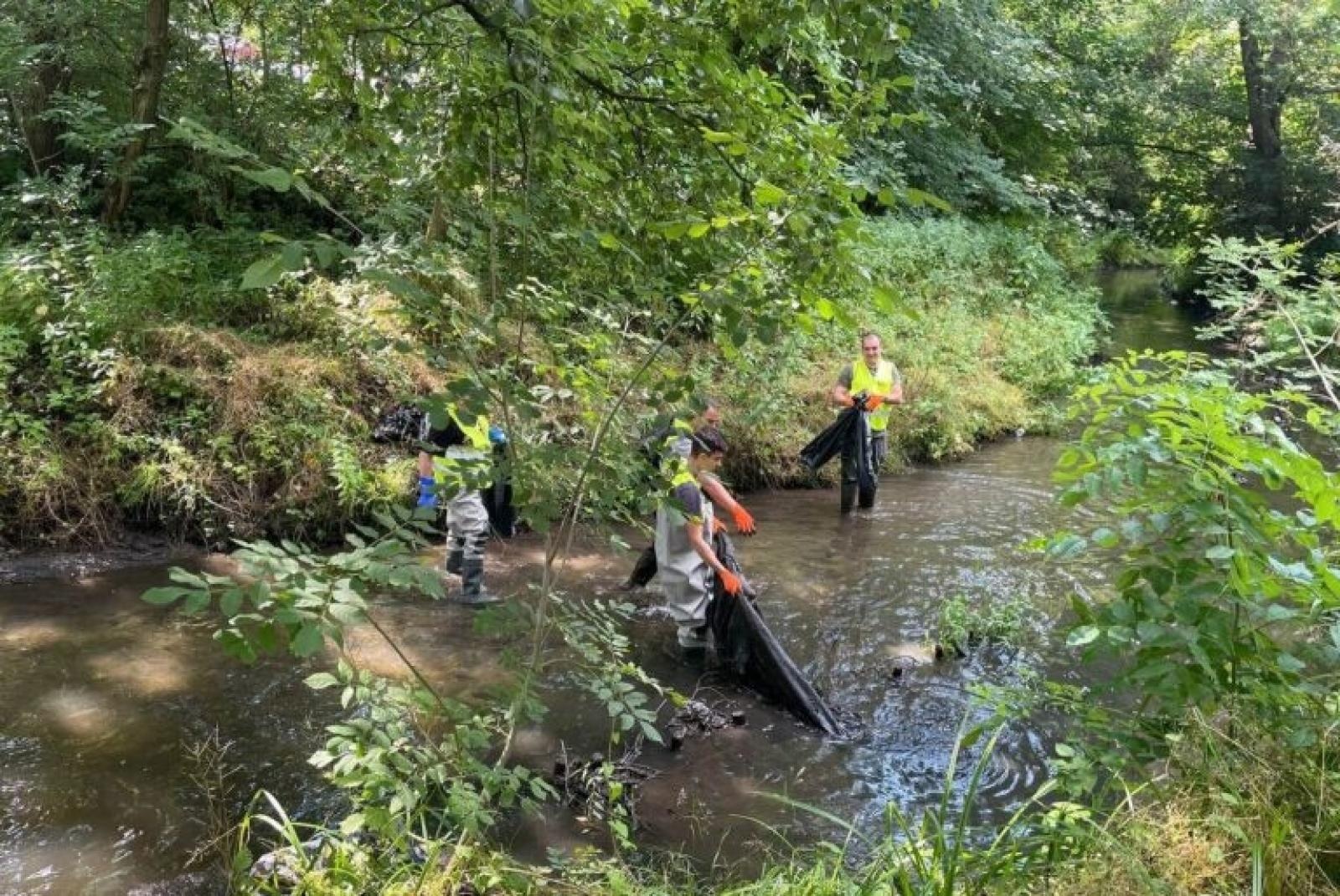 Zdjęcie w galerii na portalu naszwodzislaw.com: Letnie sprzątanie Leśnicy. Skala zanieczyszczeń zaskoczyła wolontariuszy wiadomości z regionu