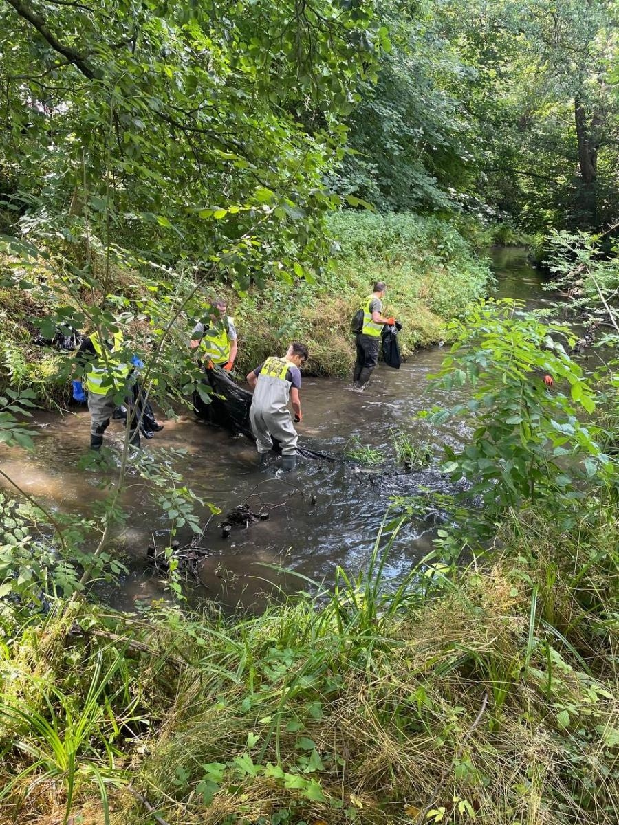 Zdjęcie w galerii na portalu naszwodzislaw.com: Letnie sprzątanie Leśnicy. Skala zanieczyszczeń zaskoczyła wolontariuszy wiadomości z regionu