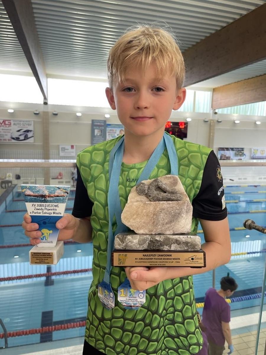 Zdjęcie w galerii na portalu naszwodzislaw.com: Pływackie sukcesy zawodnika UKS Aligator Gorzyce. Rozmowa z Kacprem Segetem, 10-letnim mistrzem śląska wiadomości z regionu