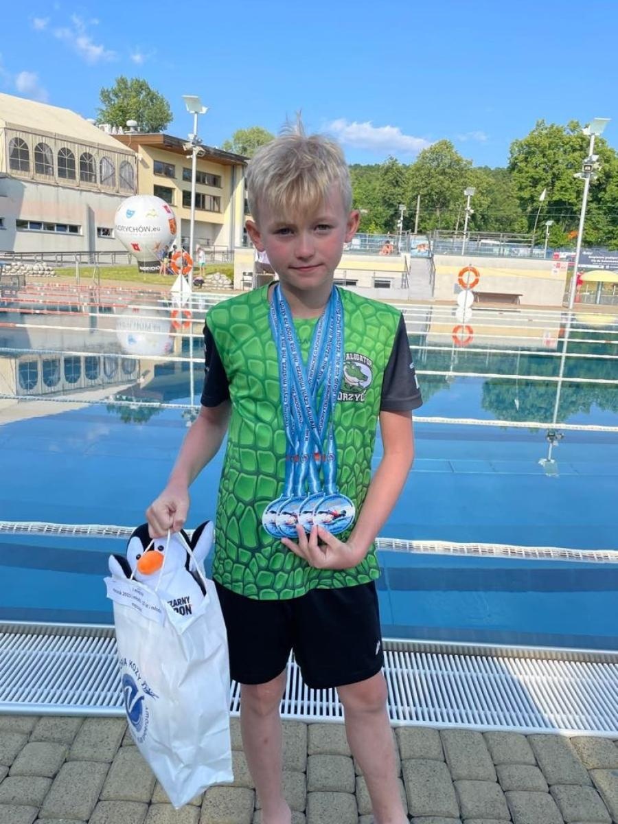 Zdjęcie w galerii na portalu naszwodzislaw.com: Pływackie sukcesy zawodnika UKS Aligator Gorzyce. Rozmowa z Kacprem Segetem, 10-letnim mistrzem śląska wiadomości z regionu
