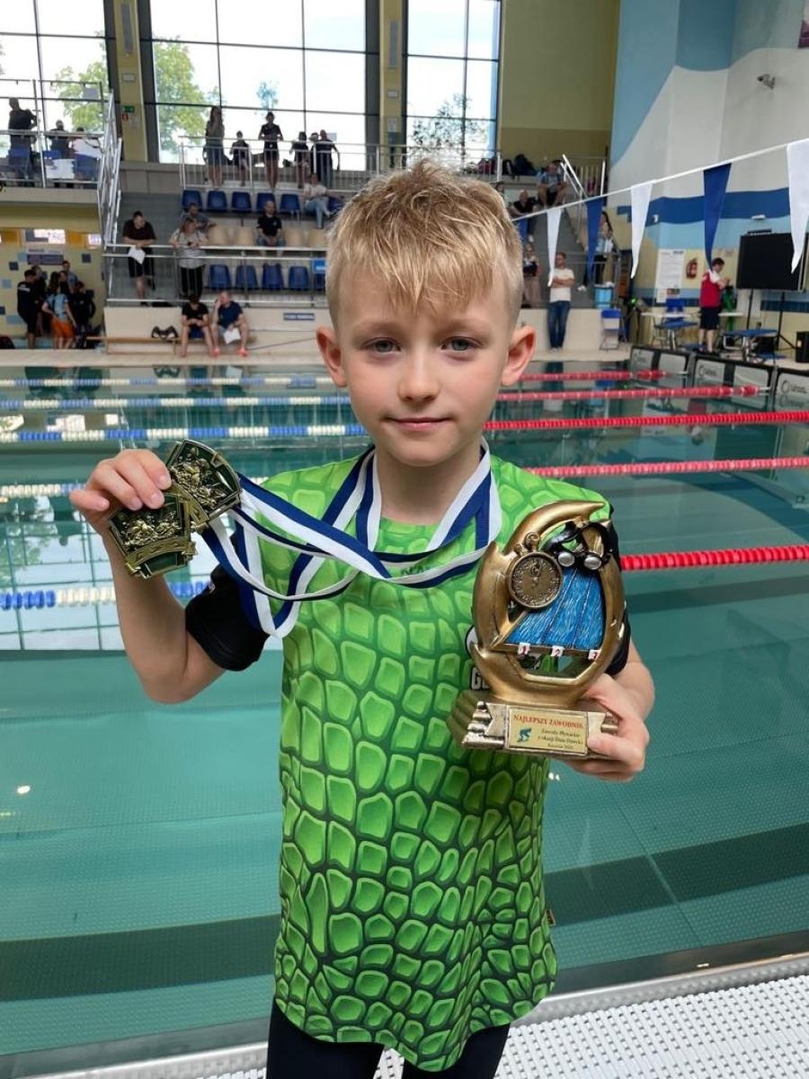 Zdjęcie w galerii na portalu naszwodzislaw.com: Pływackie sukcesy zawodnika UKS Aligator Gorzyce. Rozmowa z Kacprem Segetem, 10-letnim mistrzem śląska wiadomości z regionu