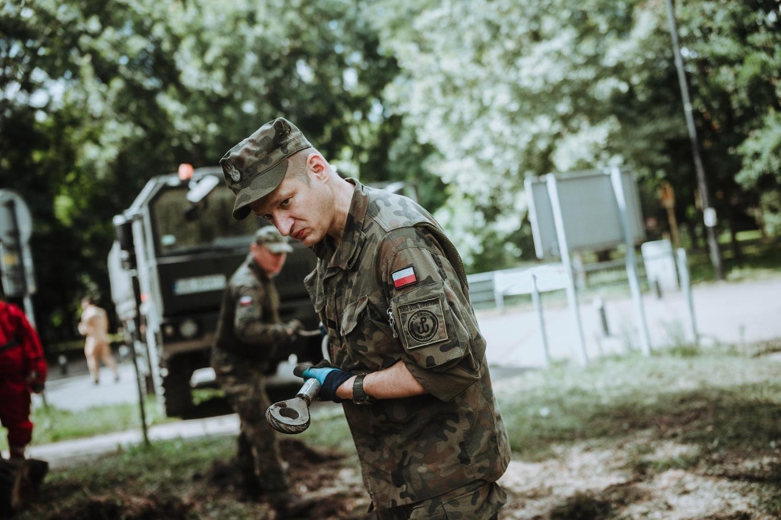 Zdjęcie w galerii na portalu naszwodzislaw.com: Żołnierze 13. Śląskiej Brygady Obrony Terytorialnej kolejną dobę walczą z żywiołem wiadomości z regionu