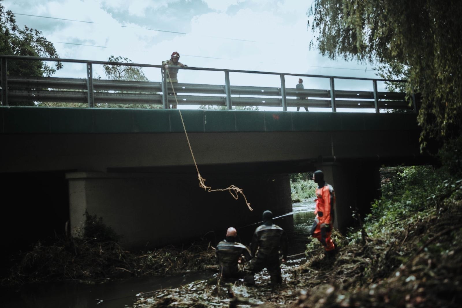 Zdjęcie w galerii na portalu naszwodzislaw.com: Żołnierze 13. Śląskiej Brygady Obrony Terytorialnej kolejną dobę walczą z żywiołem wiadomości z regionu