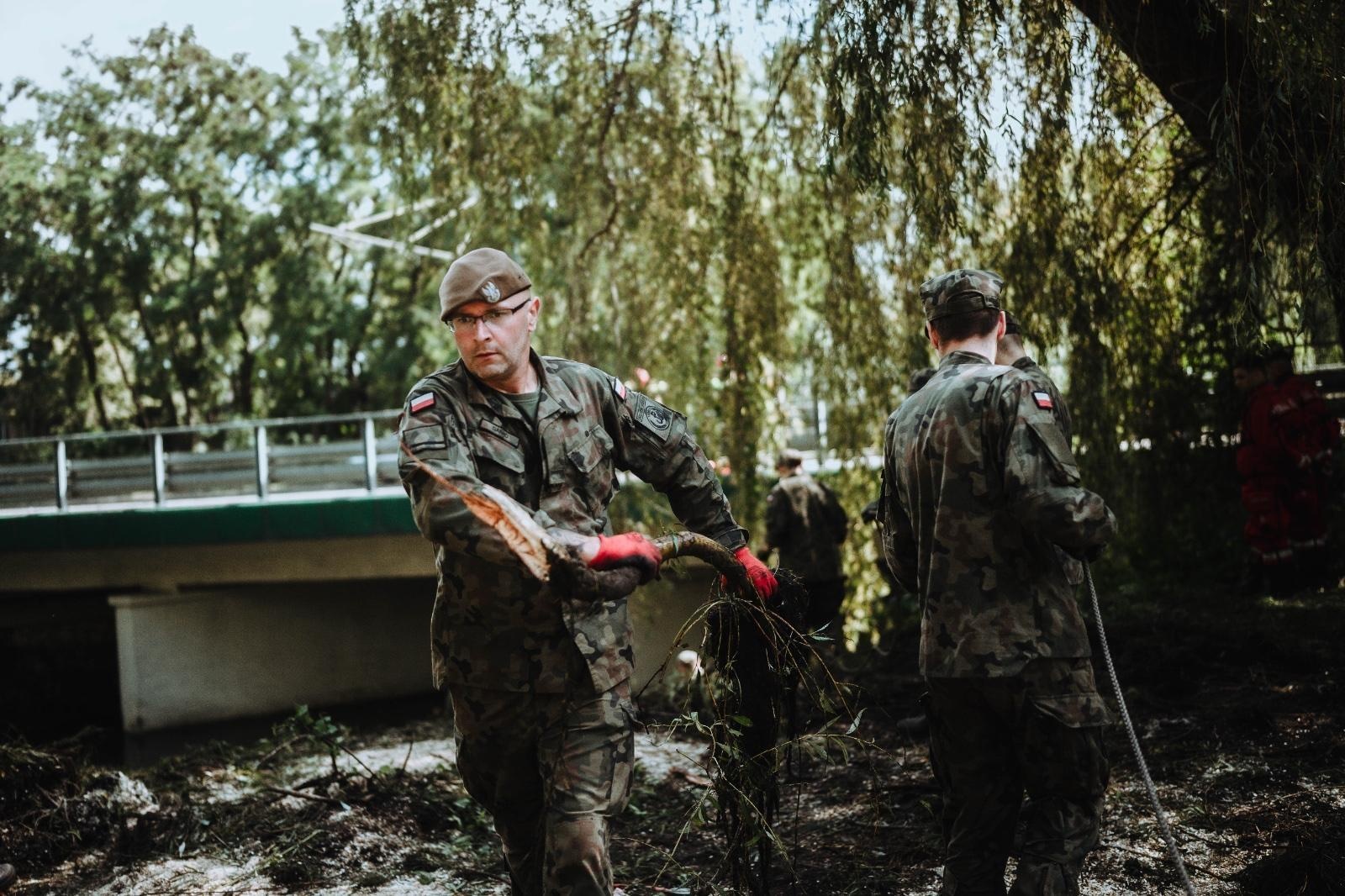 Zdjęcie w galerii na portalu naszwodzislaw.com: Żołnierze 13. Śląskiej Brygady Obrony Terytorialnej kolejną dobę walczą z żywiołem wiadomości z regionu