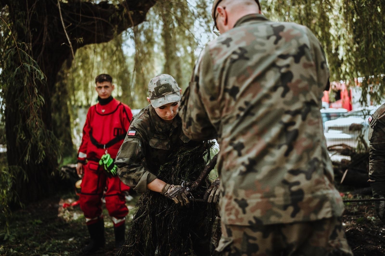 Zdjęcie w galerii na portalu naszwodzislaw.com: Żołnierze 13. Śląskiej Brygady Obrony Terytorialnej kolejną dobę walczą z żywiołem wiadomości z regionu