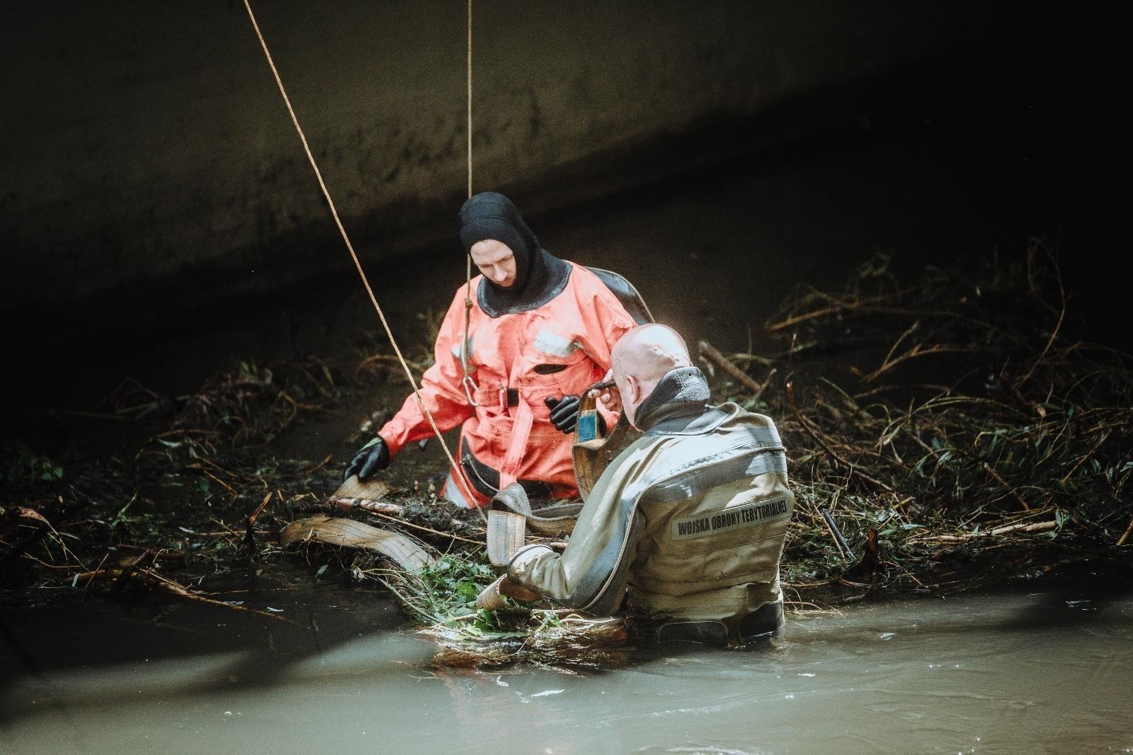 Zdjęcie w galerii na portalu naszwodzislaw.com: Żołnierze 13. Śląskiej Brygady Obrony Terytorialnej kolejną dobę walczą z żywiołem wiadomości z regionu