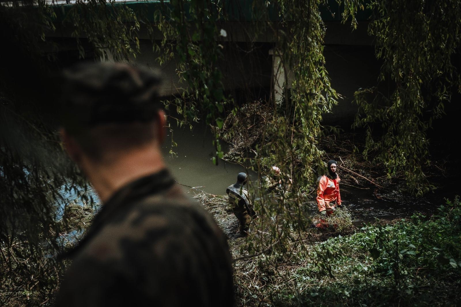 Zdjęcie w galerii na portalu naszwodzislaw.com: Żołnierze 13. Śląskiej Brygady Obrony Terytorialnej kolejną dobę walczą z żywiołem wiadomości z regionu
