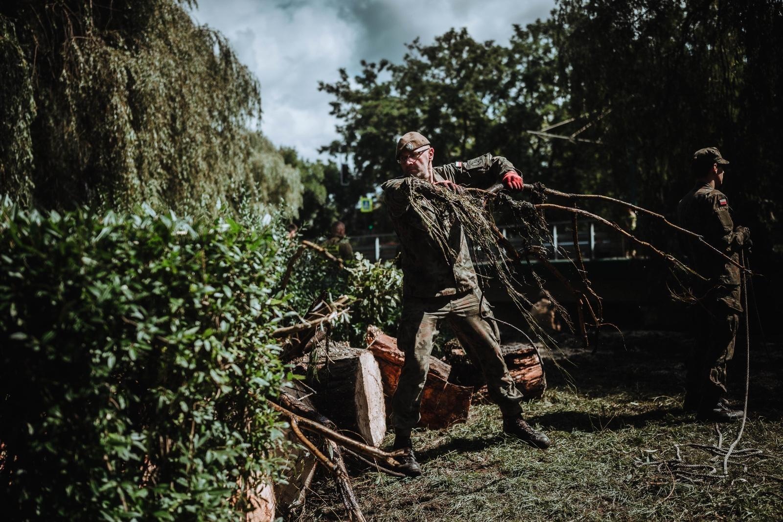 Zdjęcie w galerii na portalu naszwodzislaw.com: Żołnierze 13. Śląskiej Brygady Obrony Terytorialnej kolejną dobę walczą z żywiołem wiadomości z regionu