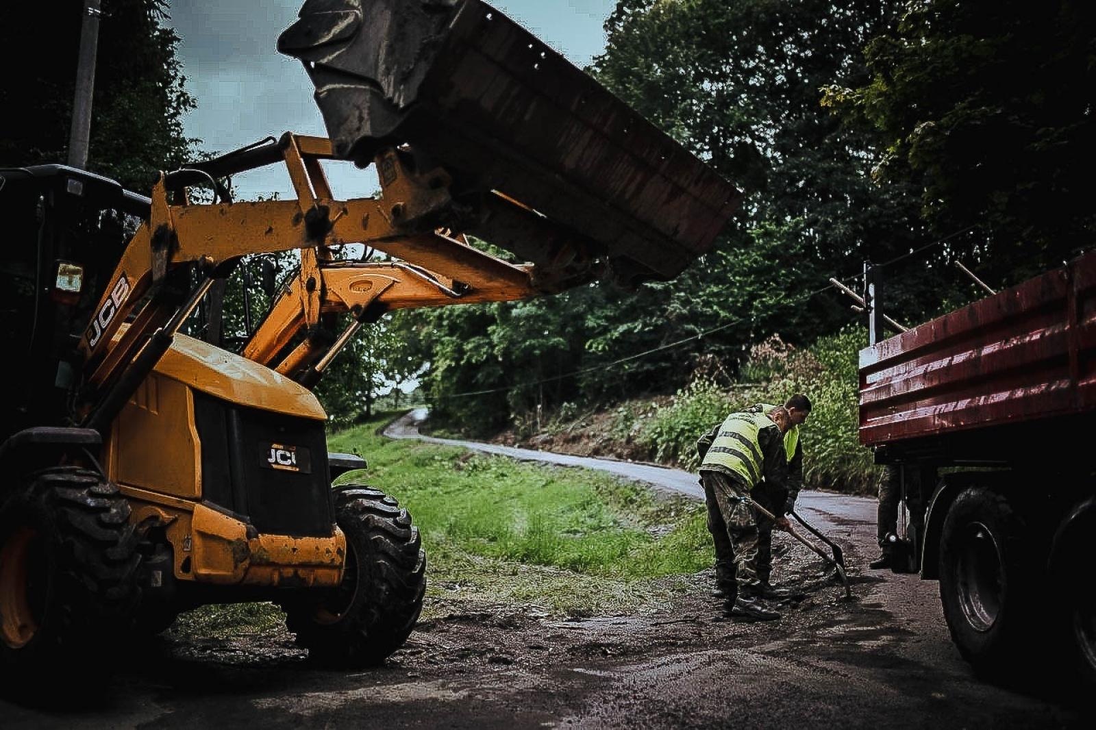 Zdjęcie w galerii na portalu naszwodzislaw.com: Żołnierze 13. Śląskiej Brygady Obrony Terytorialnej kolejną dobę walczą z żywiołem wiadomości z regionu