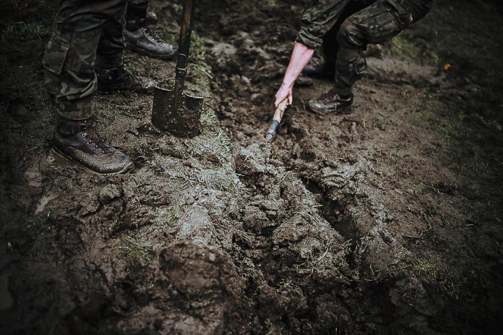 Zdjęcie w galerii na portalu naszwodzislaw.com: Żołnierze 13. Śląskiej Brygady Obrony Terytorialnej kolejną dobę walczą z żywiołem wiadomości z regionu
