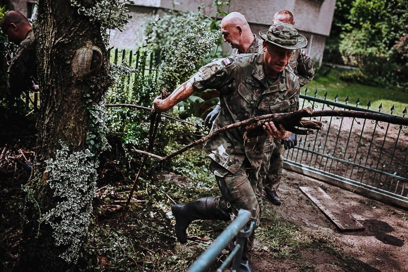 Zdjęcie w galerii na portalu naszwodzislaw.com: Żołnierze 13. Śląskiej Brygady Obrony Terytorialnej kolejną dobę walczą z żywiołem wiadomości z regionu