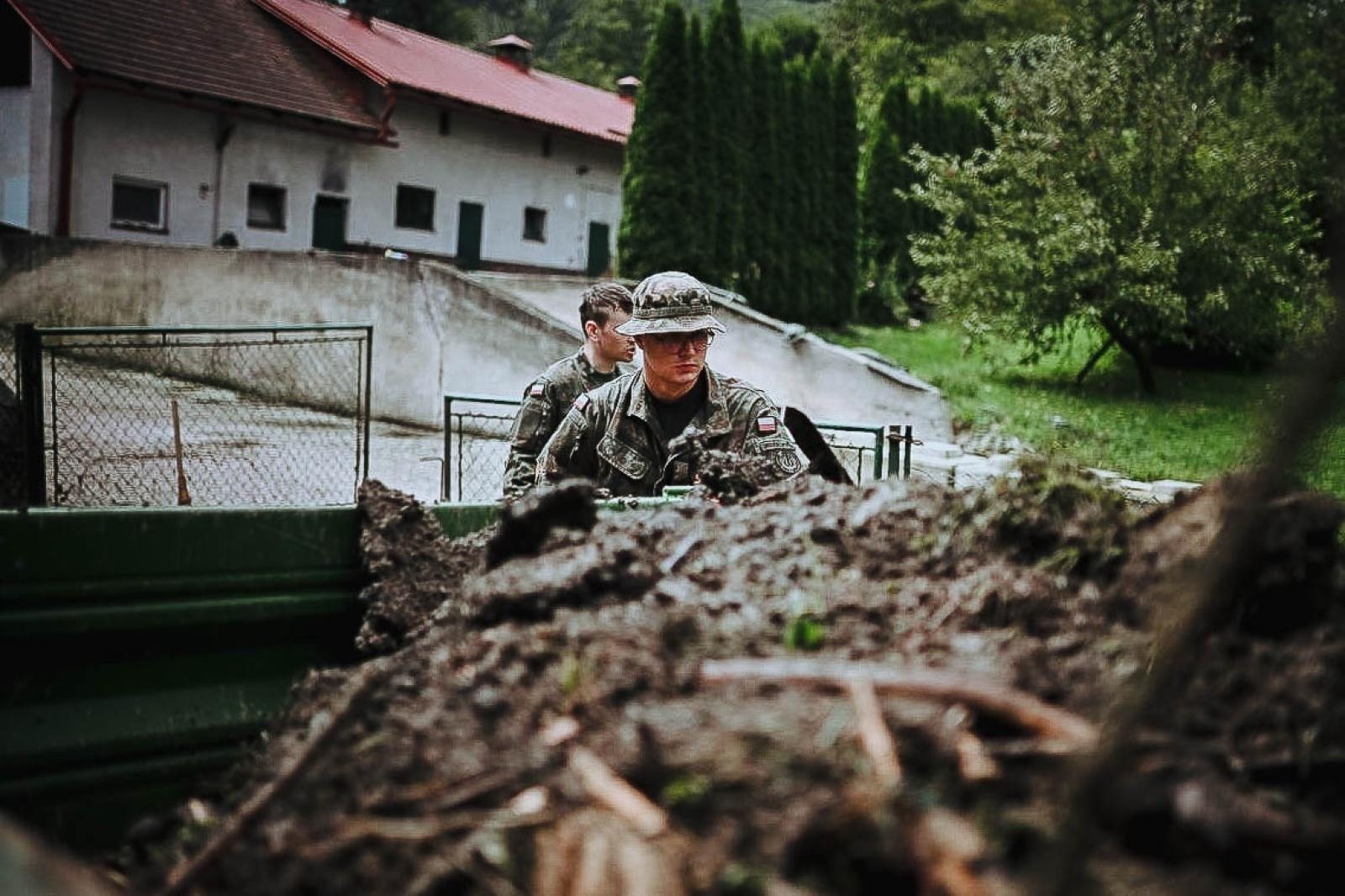 Zdjęcie w galerii na portalu naszwodzislaw.com: Żołnierze 13. Śląskiej Brygady Obrony Terytorialnej kolejną dobę walczą z żywiołem wiadomości z regionu