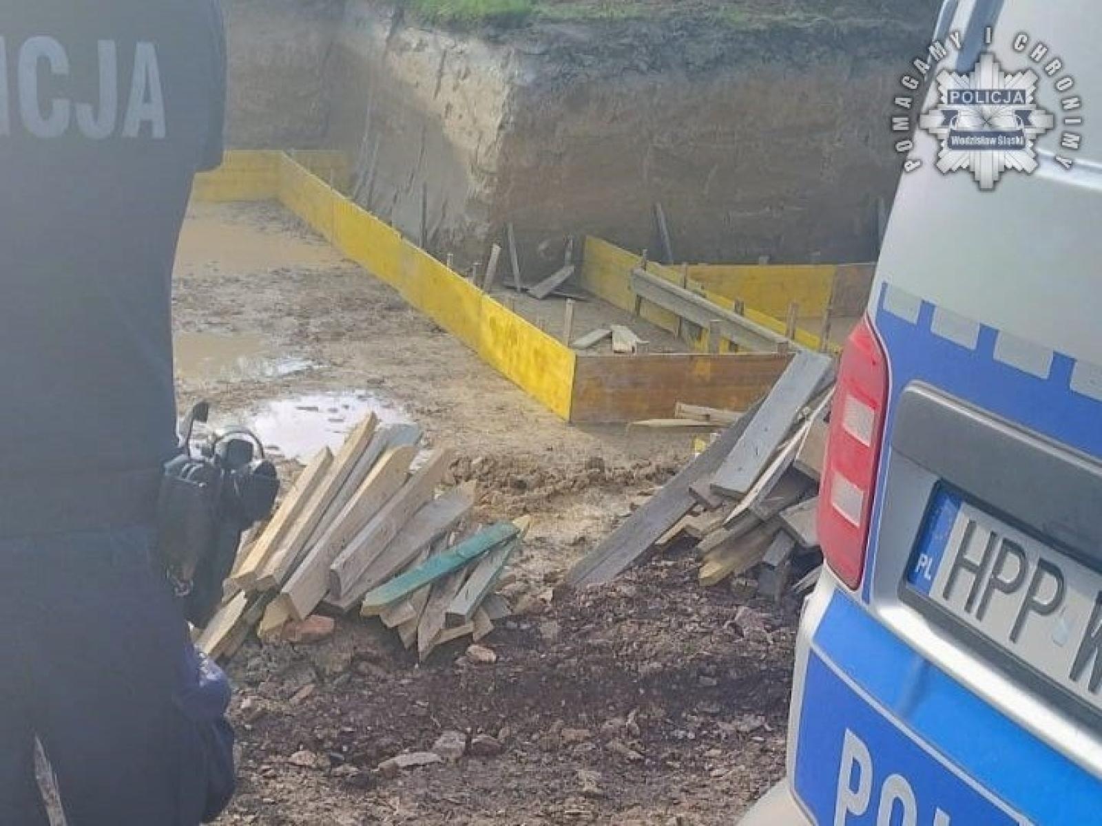 Zdjęcie w galerii na portalu naszwodzislaw.com: Bomba lotnicza, granat oraz prawdopodobnie ludzkie szczątki ujawnione podczas prac budowlanych wiadomości z regionu