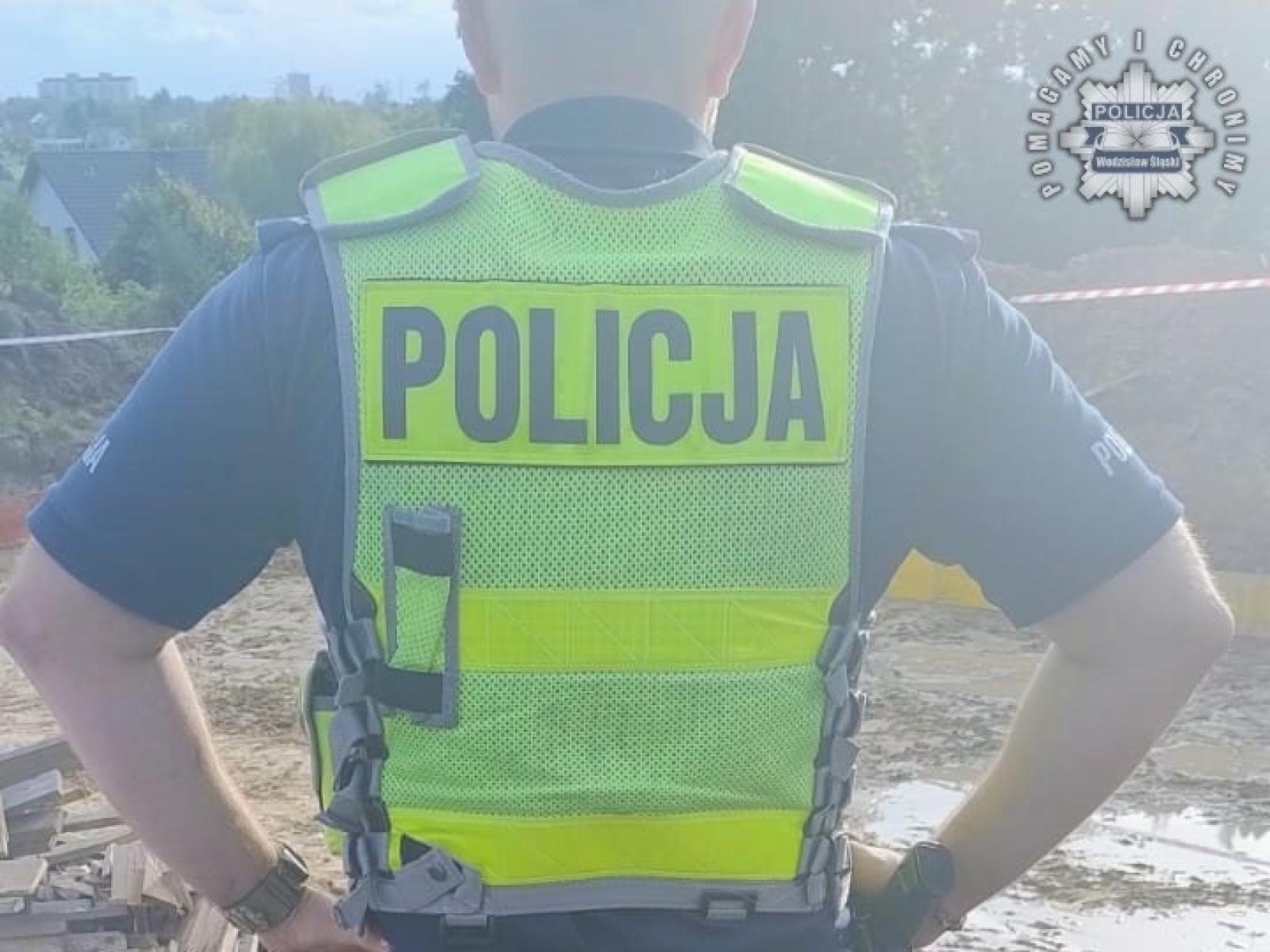 Zdjęcie w galerii na portalu naszwodzislaw.com: Bomba lotnicza, granat oraz prawdopodobnie ludzkie szczątki ujawnione podczas prac budowlanych wiadomości z regionu