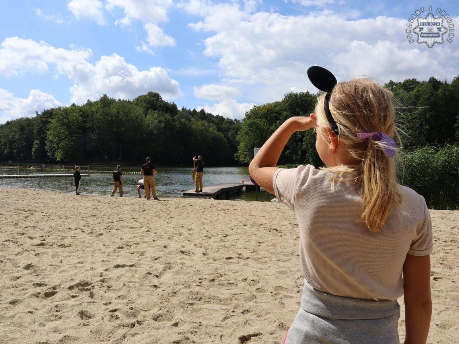 Zdjęcie w galerii na portalu naszwodzislaw.com: Kręci mnie bezpieczeństwo nad wodą z wodzisławskimi policjantami wiadomości z regionu