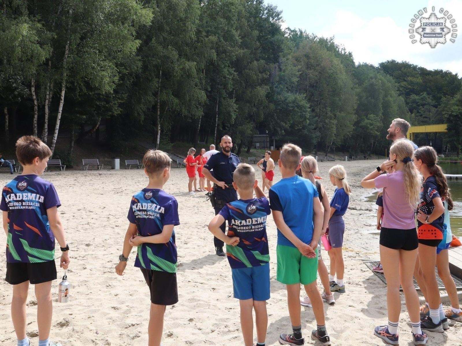 Zdjęcie w galerii na portalu naszwodzislaw.com: Kręci mnie bezpieczeństwo nad wodą z wodzisławskimi policjantami wiadomości z regionu