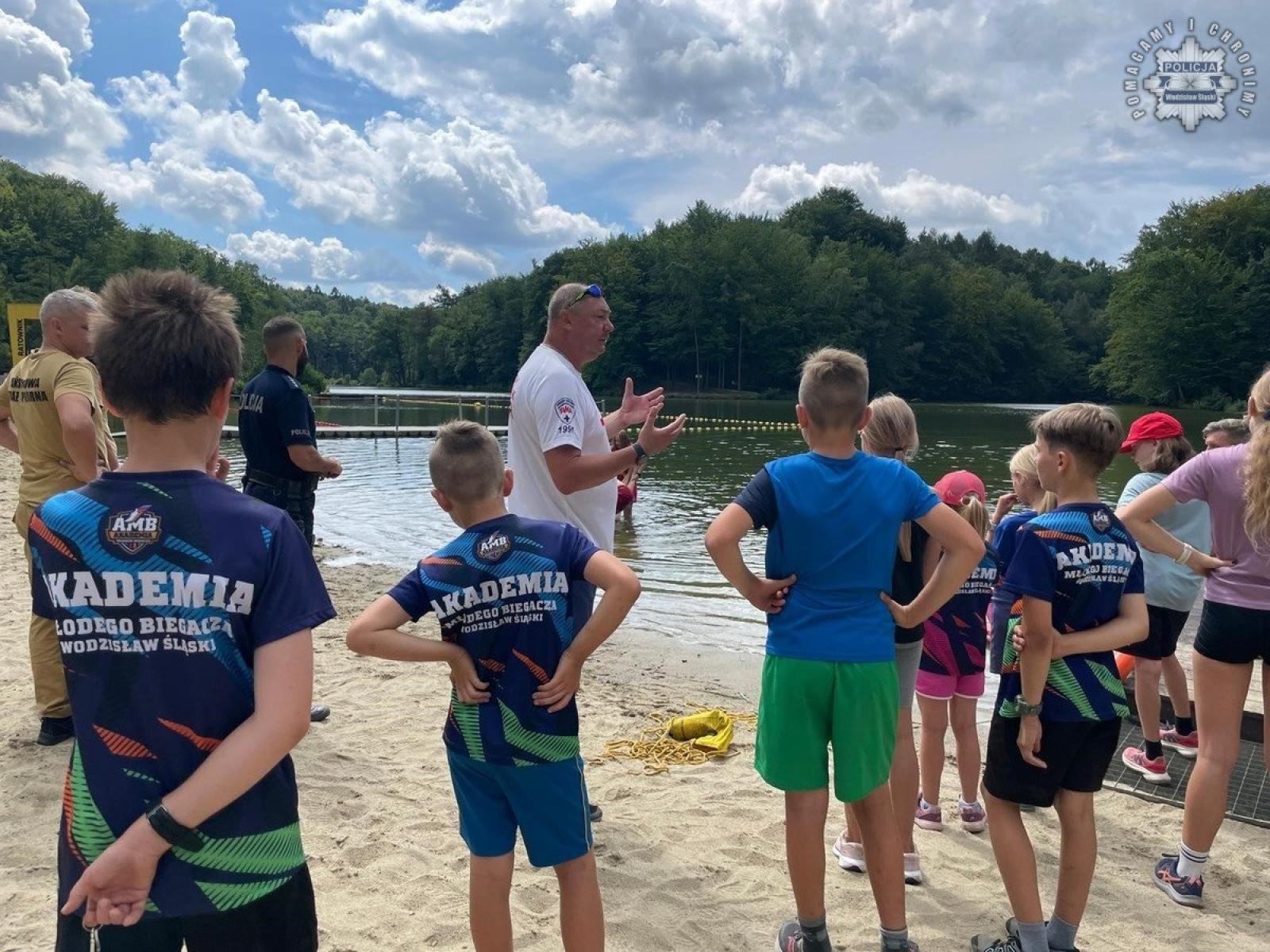 Zdjęcie w galerii na portalu naszwodzislaw.com: Kręci mnie bezpieczeństwo nad wodą z wodzisławskimi policjantami wiadomości z regionu
