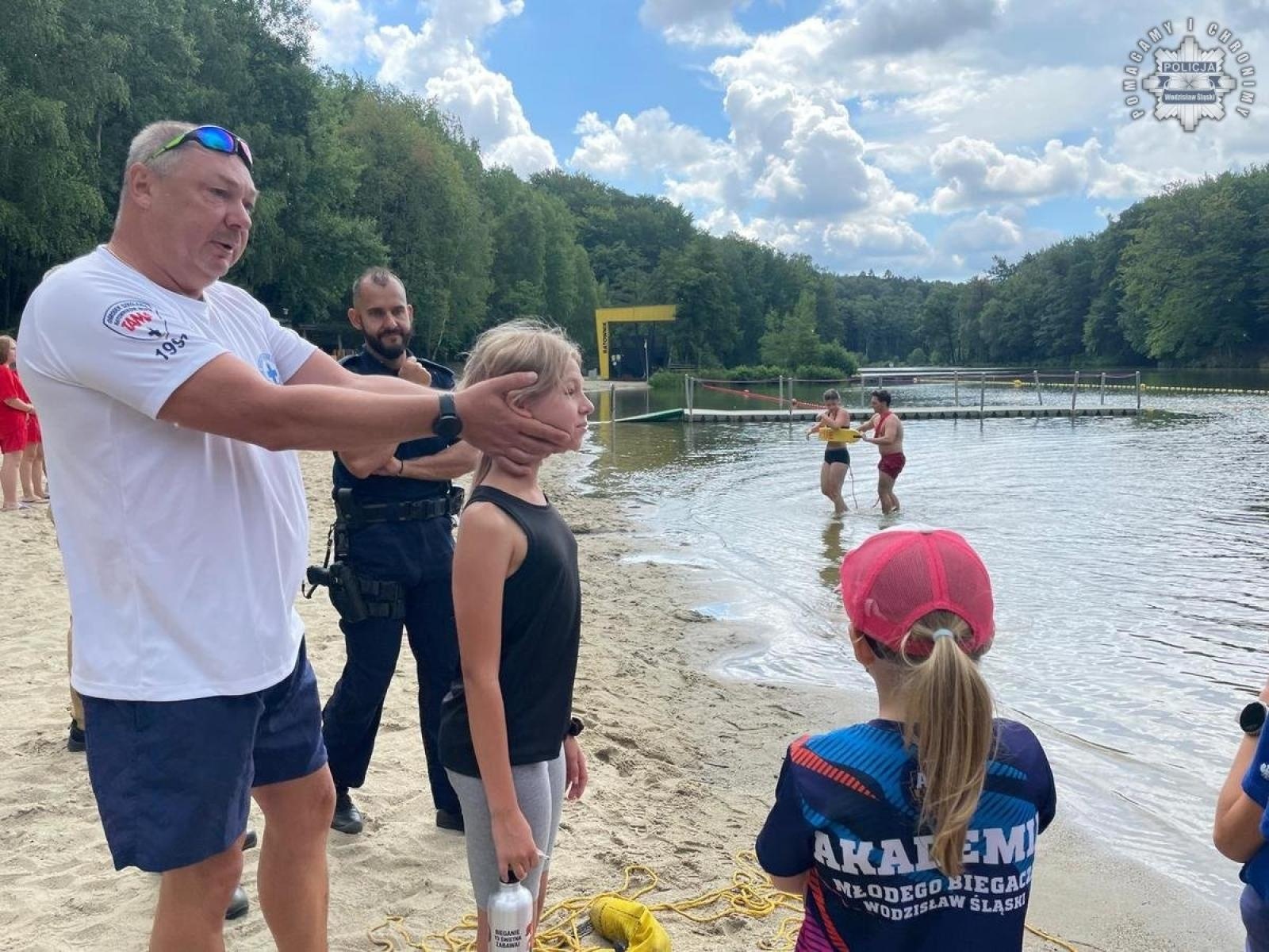 Zdjęcie w galerii na portalu naszwodzislaw.com: Kręci mnie bezpieczeństwo nad wodą z wodzisławskimi policjantami wiadomości z regionu