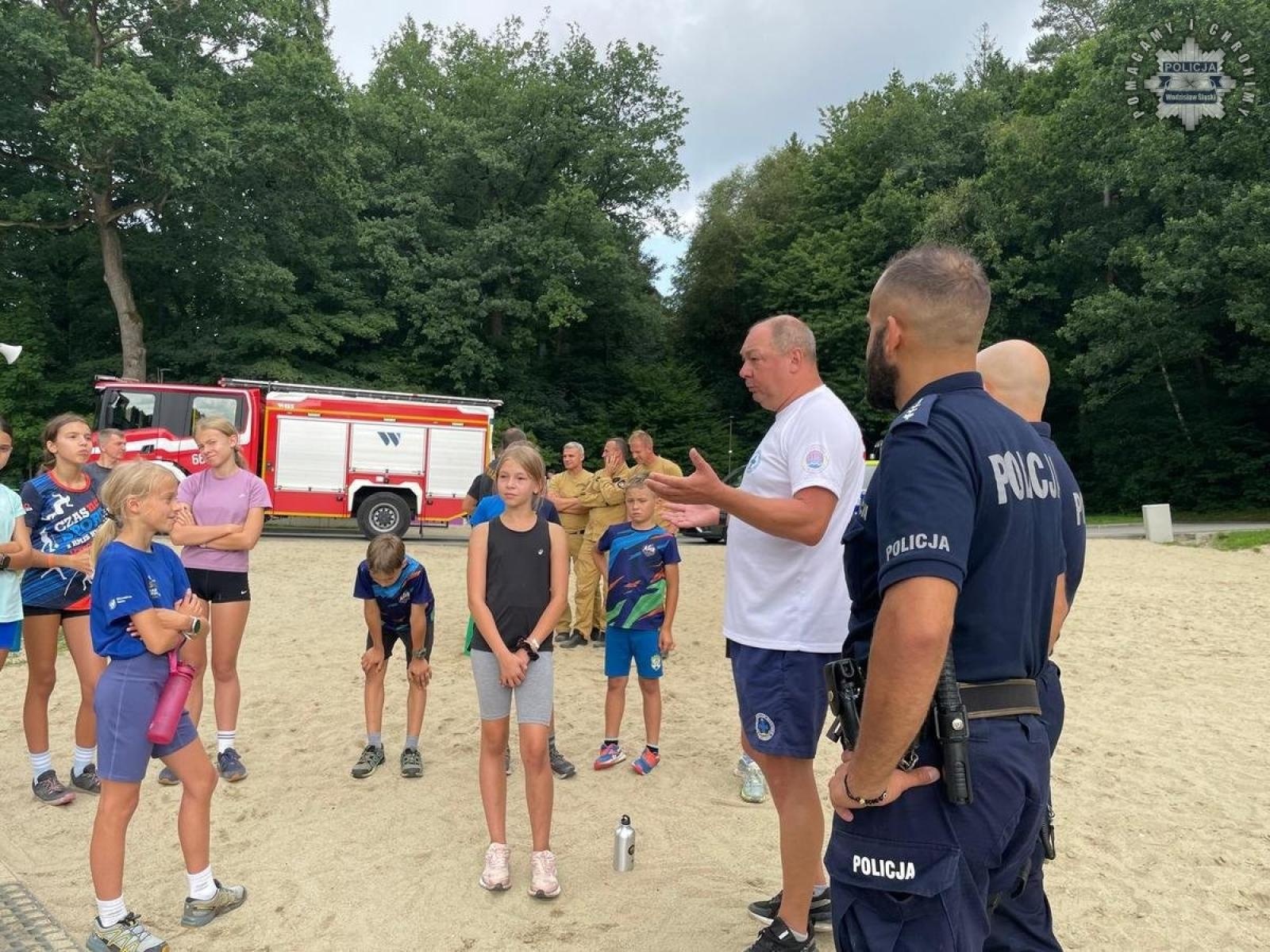 Zdjęcie w galerii na portalu naszwodzislaw.com: Kręci mnie bezpieczeństwo nad wodą z wodzisławskimi policjantami wiadomości z regionu