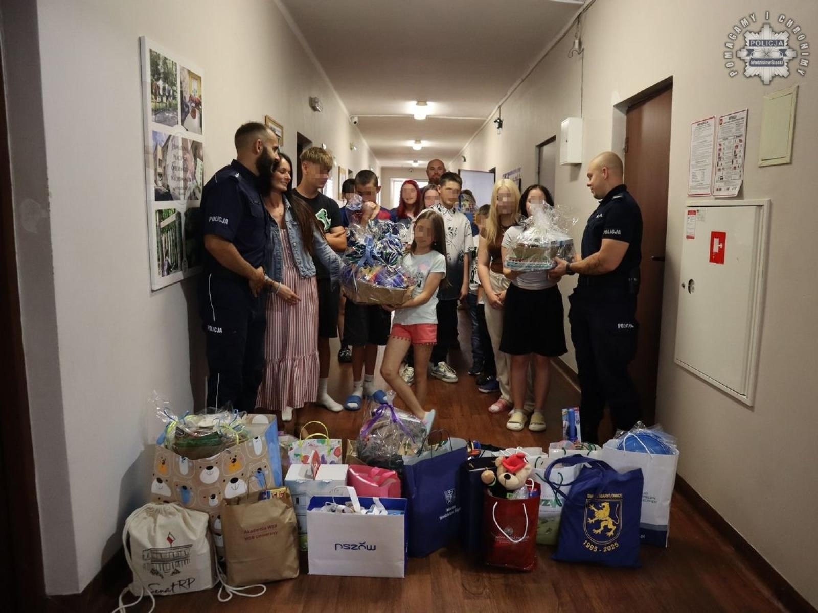 Zdjęcie w galerii na portalu naszwodzislaw.com: Słodycze, maskotki i przybory biurowe trafiły do podopiecznych placówek wychowawczych wiadomości z regionu