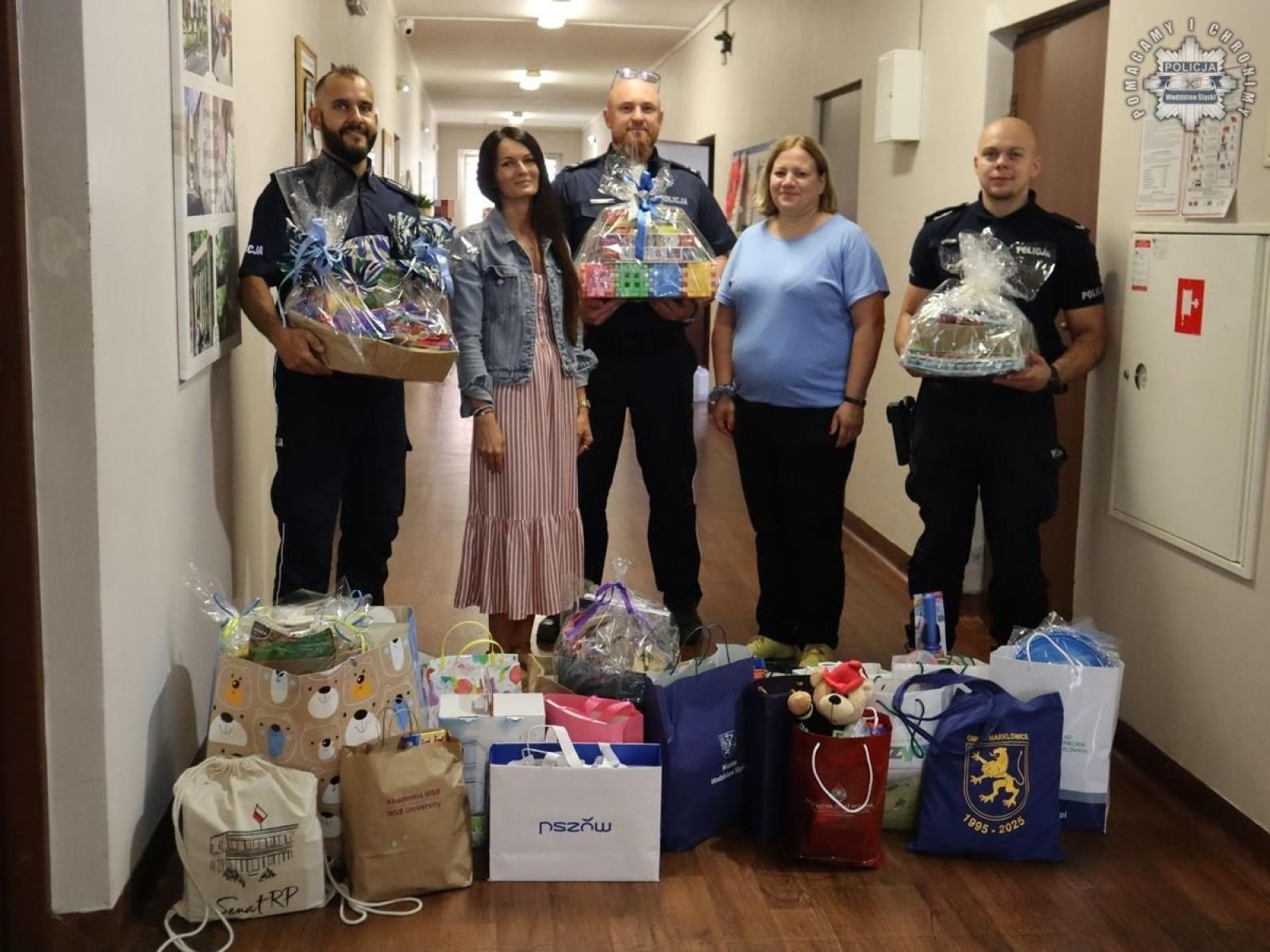 Zdjęcie w galerii na portalu naszwodzislaw.com: Słodycze, maskotki i przybory biurowe trafiły do podopiecznych placówek wychowawczych wiadomości z regionu