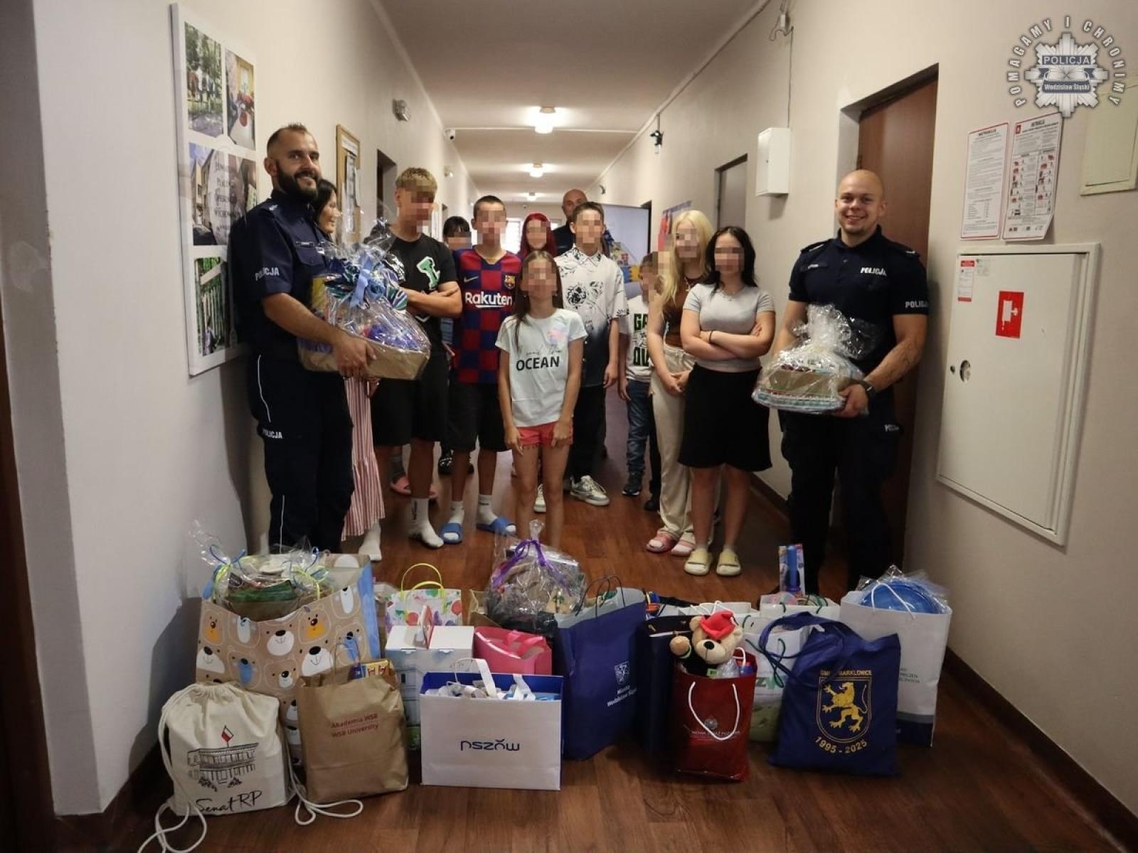 Zdjęcie w galerii na portalu naszwodzislaw.com: Słodycze, maskotki i przybory biurowe trafiły do podopiecznych placówek wychowawczych wiadomości z regionu