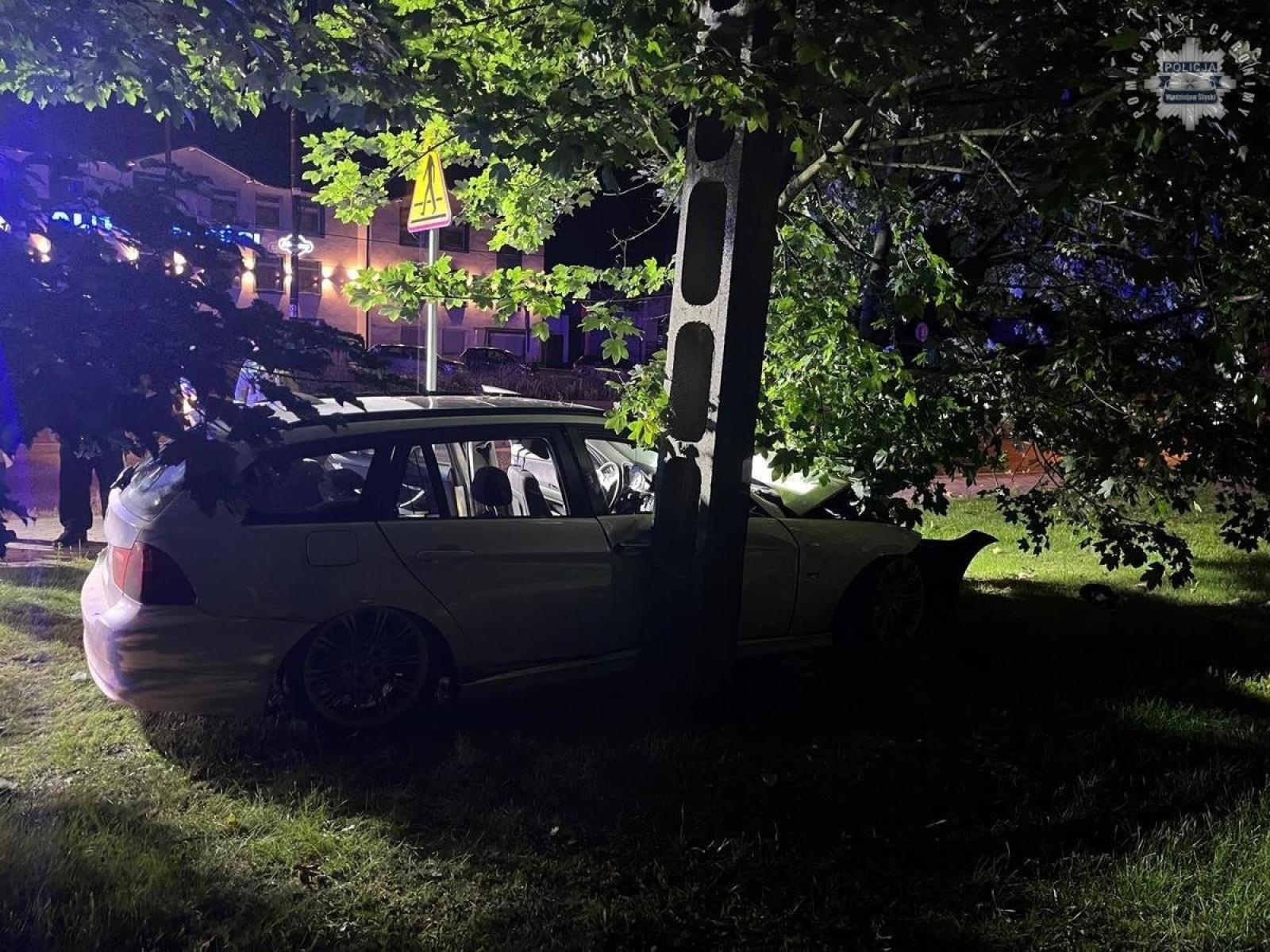 Zdjęcie w galerii na portalu naszwodzislaw.com: Jechała za szybko, straciła panowanie nad autem i uderzyła w drzewo wiadomości z regionu