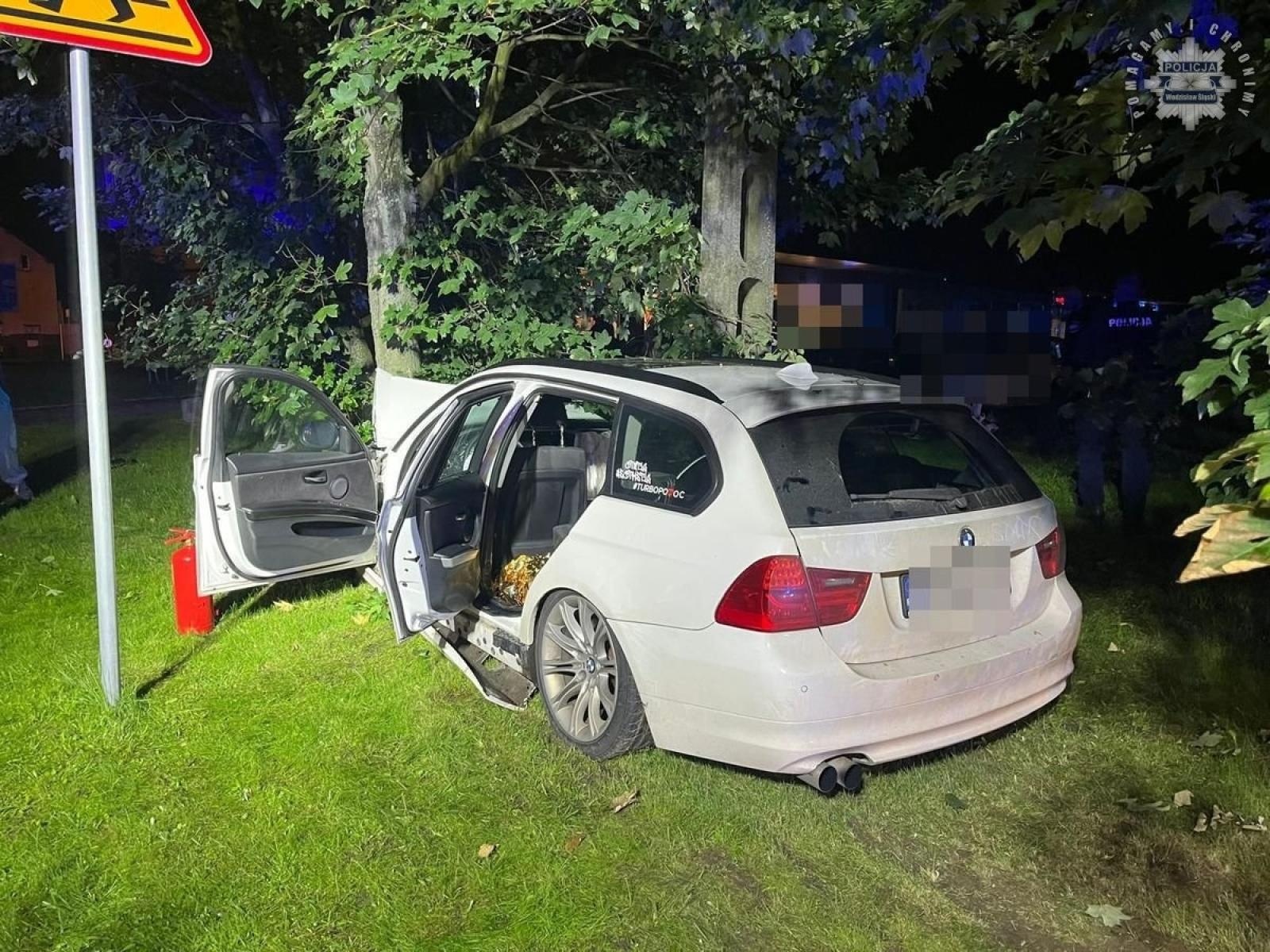 Zdjęcie w galerii na portalu naszwodzislaw.com: Jechała za szybko, straciła panowanie nad autem i uderzyła w drzewo wiadomości z regionu