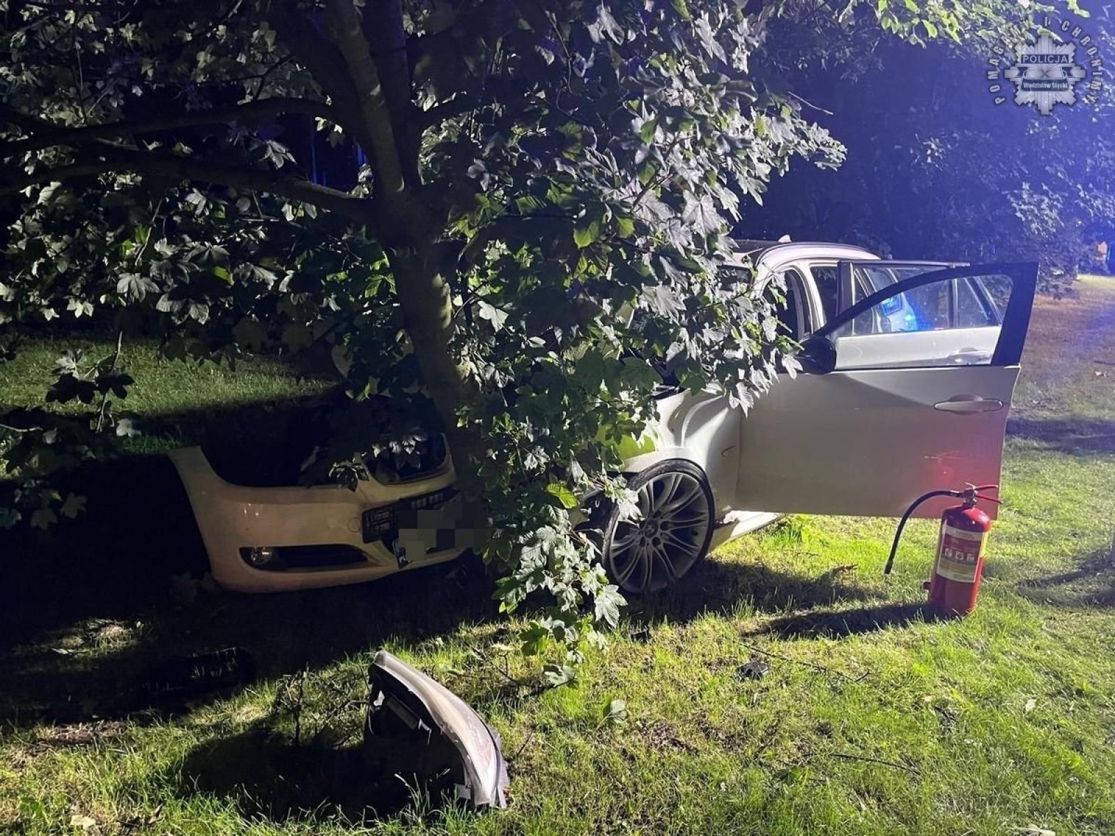 Zdjęcie w galerii na portalu naszwodzislaw.com: Jechała za szybko, straciła panowanie nad autem i uderzyła w drzewo wiadomości z regionu