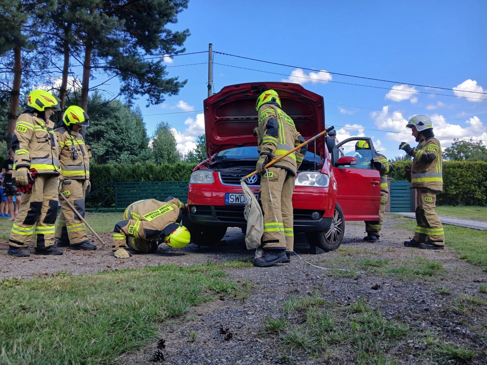 Zdjęcie w galerii na portalu naszwodzislaw.com: Nietypowa interwencja w Czyżowicach. Wąż schował się pod maską samochodu wiadomości z regionu