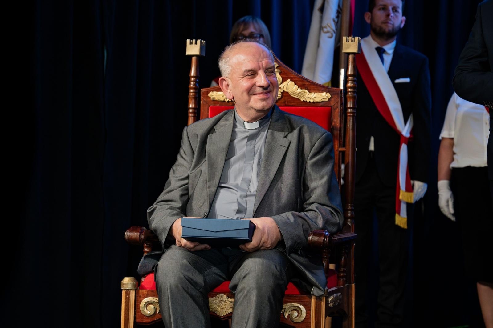 Zdjęcie w galerii na portalu naszwodzislaw.com: Ksiądz Prałat Bogusław Płonka Honorowym Obywatelem Wodzisławia Śląskiego [FOTO] wiadomości z regionu