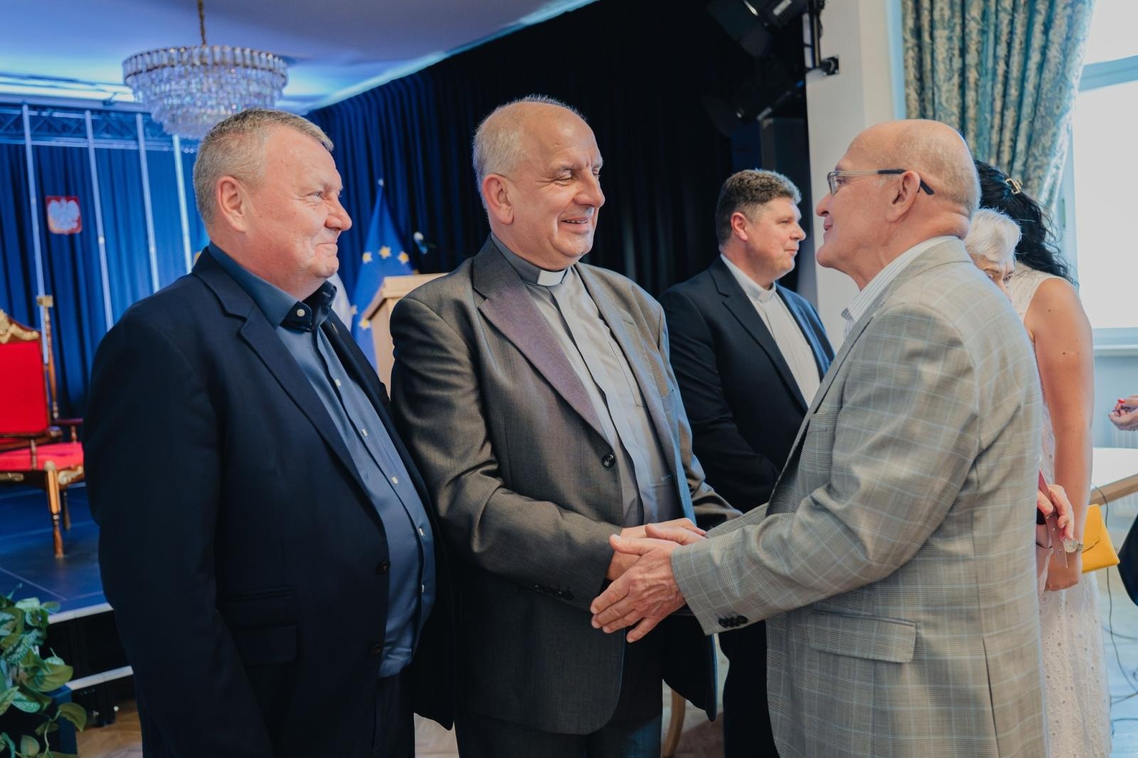 Zdjęcie w galerii na portalu naszwodzislaw.com: Ksiądz Prałat Bogusław Płonka Honorowym Obywatelem Wodzisławia Śląskiego [FOTO] wiadomości z regionu