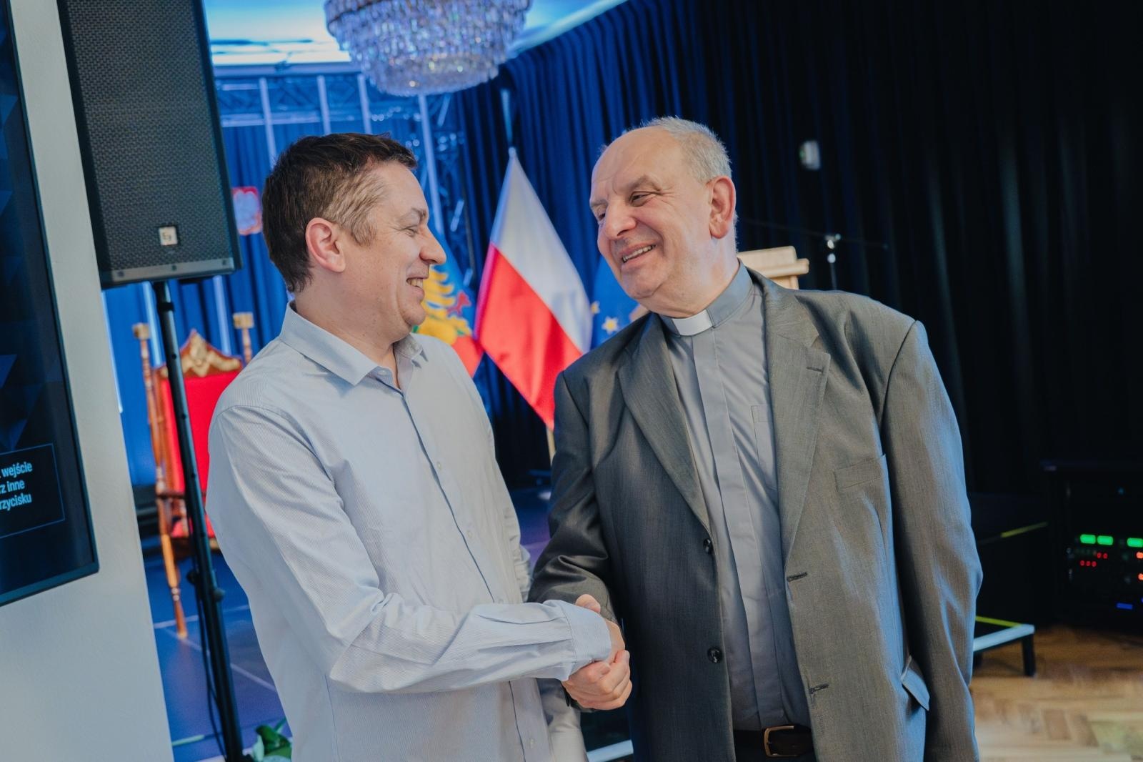 Zdjęcie w galerii na portalu naszwodzislaw.com: Ksiądz Prałat Bogusław Płonka Honorowym Obywatelem Wodzisławia Śląskiego [FOTO] wiadomości z regionu