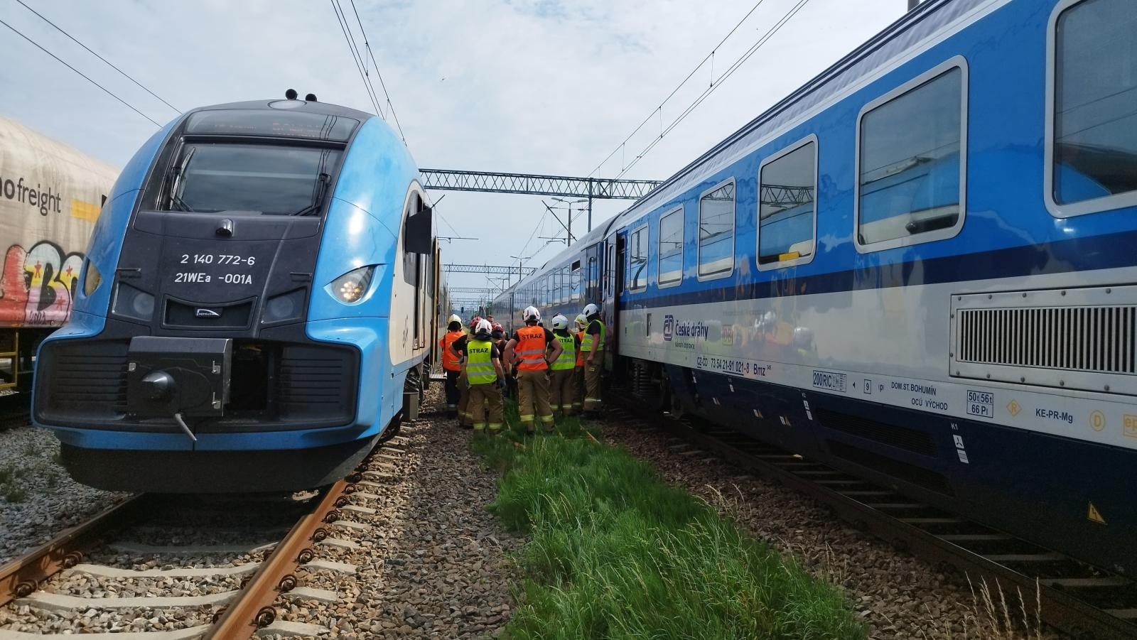 Zdjęcie w galerii na portalu naszwodzislaw.com: Awaria pociągu osobowego na trasie Olza-Bohumin. Szybka interwencja strażaków wiadomości z regionu
