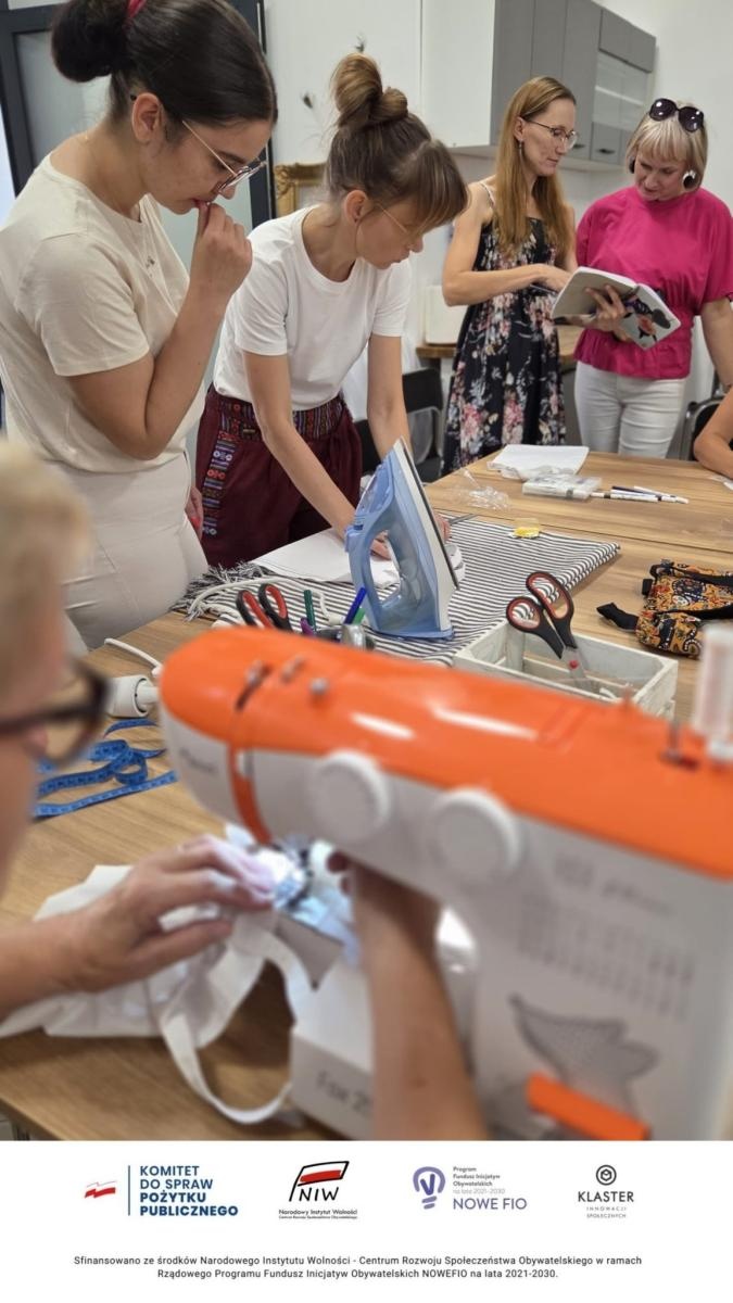 Zdjęcie w galerii na portalu naszwodzislaw.com: Nauka, twórczość, integracja. Warsztaty krawieckie w Pszowie wiadomości z regionu