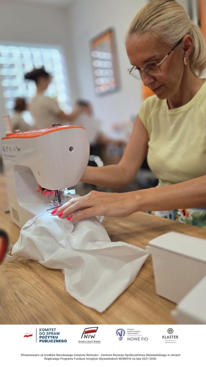 Zdjęcie w galerii na portalu naszwodzislaw.com: Nauka, twórczość, integracja. Warsztaty krawieckie w Pszowie wiadomości z regionu