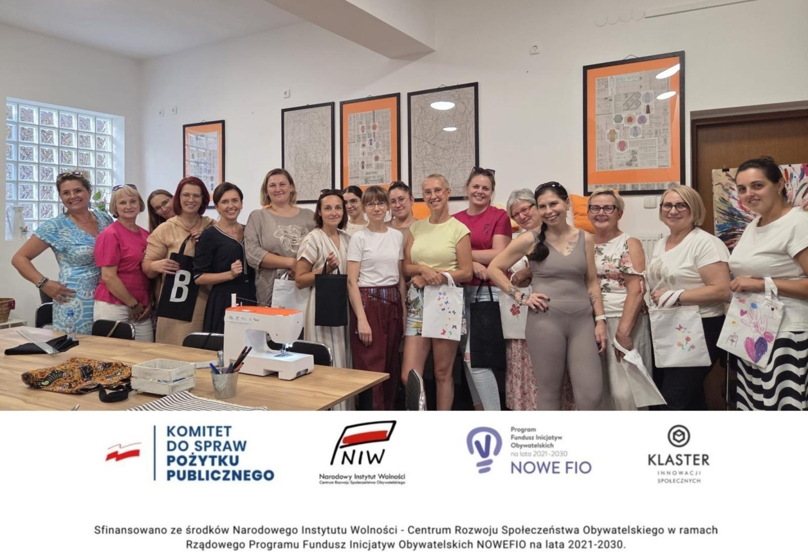 Zdjęcie w galerii na portalu naszwodzislaw.com: Nauka, twórczość, integracja. Warsztaty krawieckie w Pszowie wiadomości z regionu