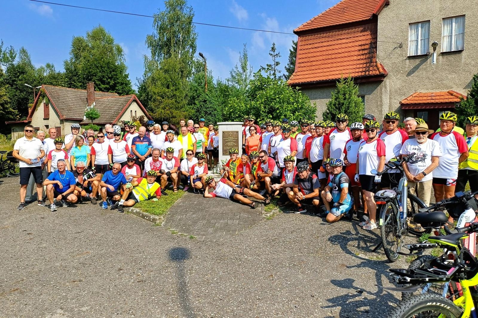 Zdjęcie w galerii na portalu naszwodzislaw.com: Kolarze oddali hołd powstańcom wiadomości z regionu