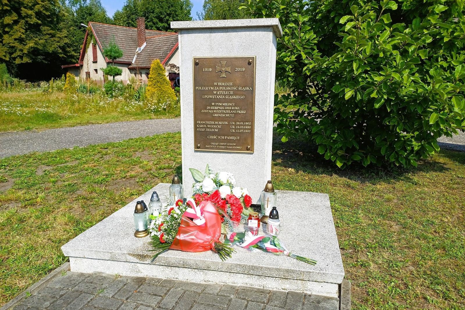 Zdjęcie w galerii na portalu naszwodzislaw.com: Kolarze oddali hołd powstańcom wiadomości z regionu