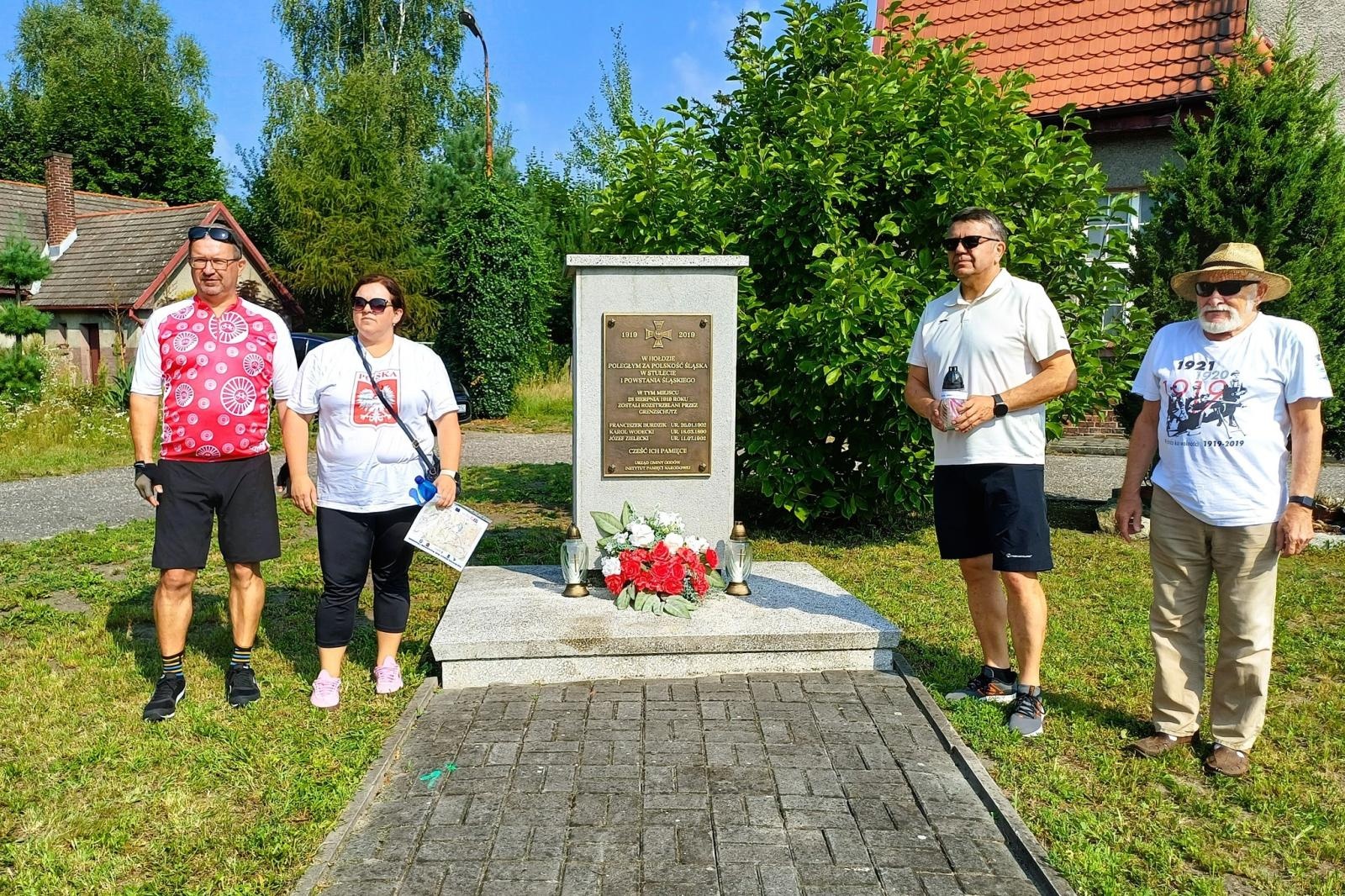 Zdjęcie w galerii na portalu naszwodzislaw.com: Kolarze oddali hołd powstańcom wiadomości z regionu