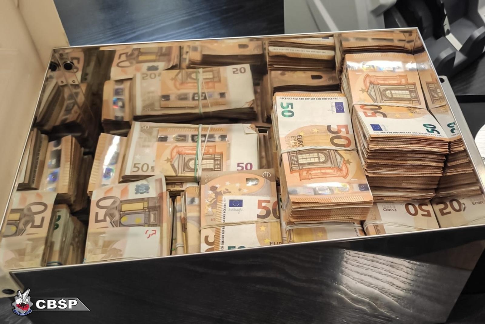 Zdjęcie w galerii na portalu naszwodzislaw.com: Gigantyczna operacja CBŚP: ponad 800 kg narkotyków i kilkanaście ton marihuany w transgranicznym obrocie wiadomości z regionu