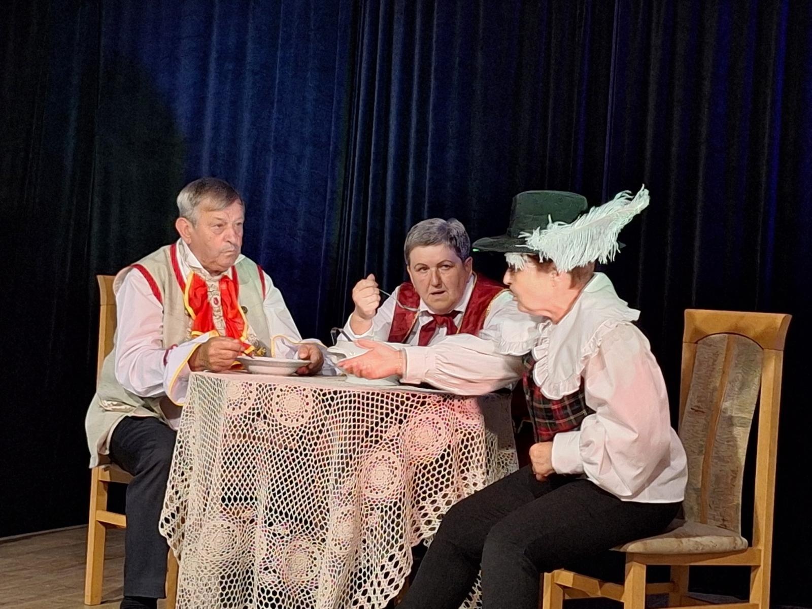 Zdjęcie w galerii na portalu naszwodzislaw.com: Fredro po śląsku i z humorem. Premiera teatru Kredens w Połomi [FOTO] wiadomości z regionu