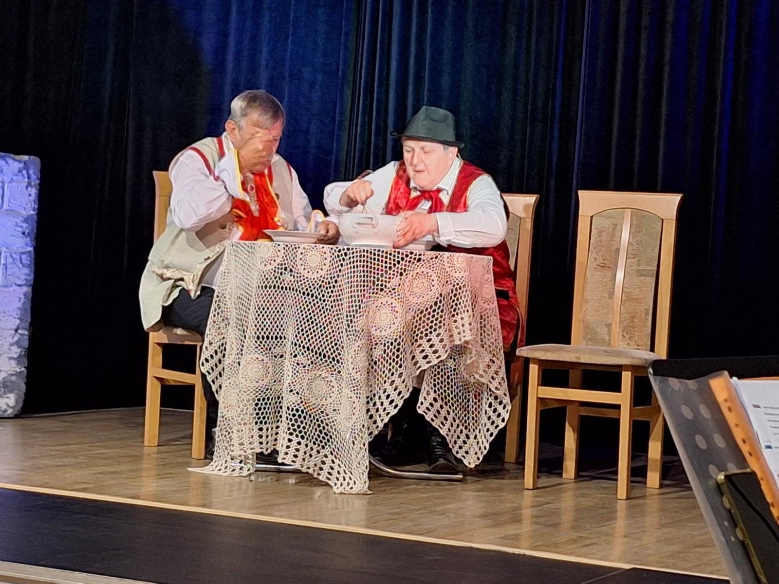 Zdjęcie w galerii na portalu naszwodzislaw.com: Fredro po śląsku i z humorem. Premiera teatru Kredens w Połomi [FOTO] wiadomości z regionu