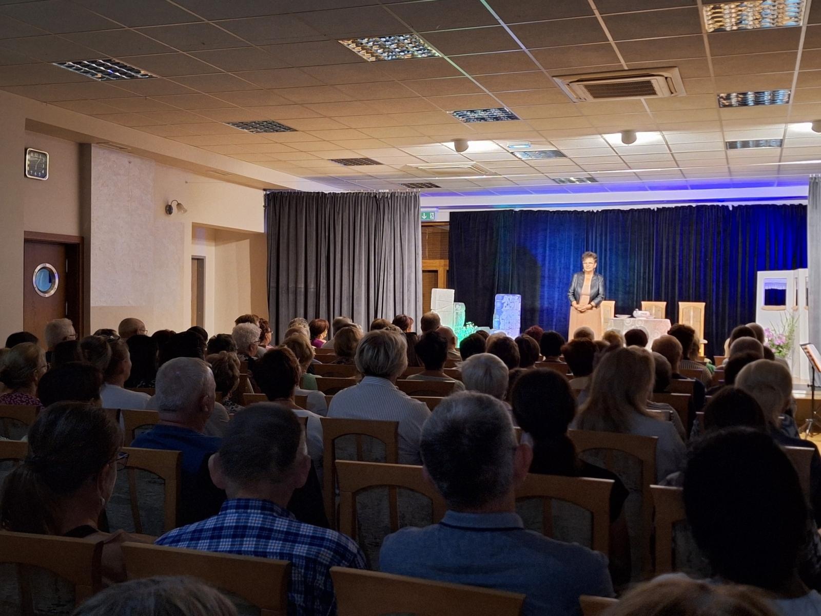 Zdjęcie w galerii na portalu naszwodzislaw.com: Fredro po śląsku i z humorem. Premiera teatru Kredens w Połomi [FOTO] wiadomości z regionu