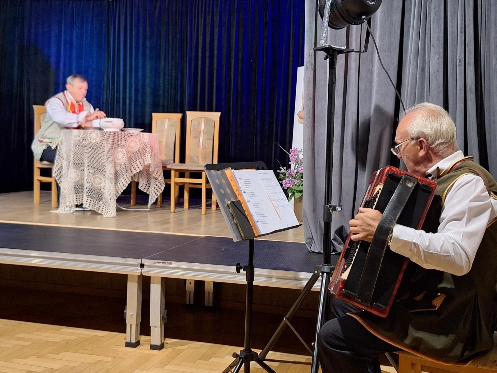 Zdjęcie w galerii na portalu naszwodzislaw.com: Fredro po śląsku i z humorem. Premiera teatru Kredens w Połomi [FOTO] wiadomości z regionu